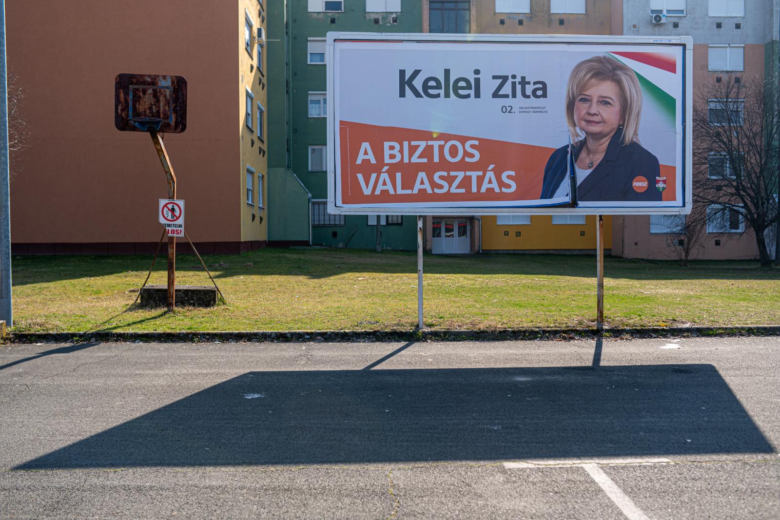 Óriás plakátszám. Ha tényleg biztos választás volna, elég volna kevesebben plakáton sulykolni, de nagyon bizonytalan, ezért sulykolják