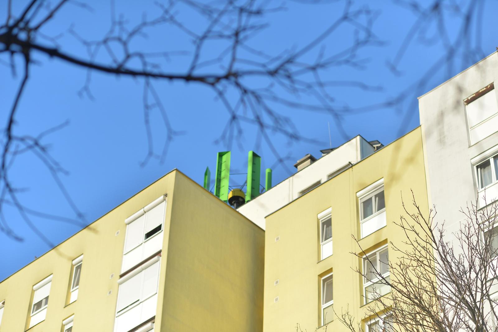 Pécsett 5-6 év helyett 50-re lesz szükség a Wind-Electric szélgenerátor-telepítése után, és ugyan tíz már eltelt, de a lakóközösség nehezen felejt: nem játékpénzzel fizettek, igazi teljesítményt akarnak