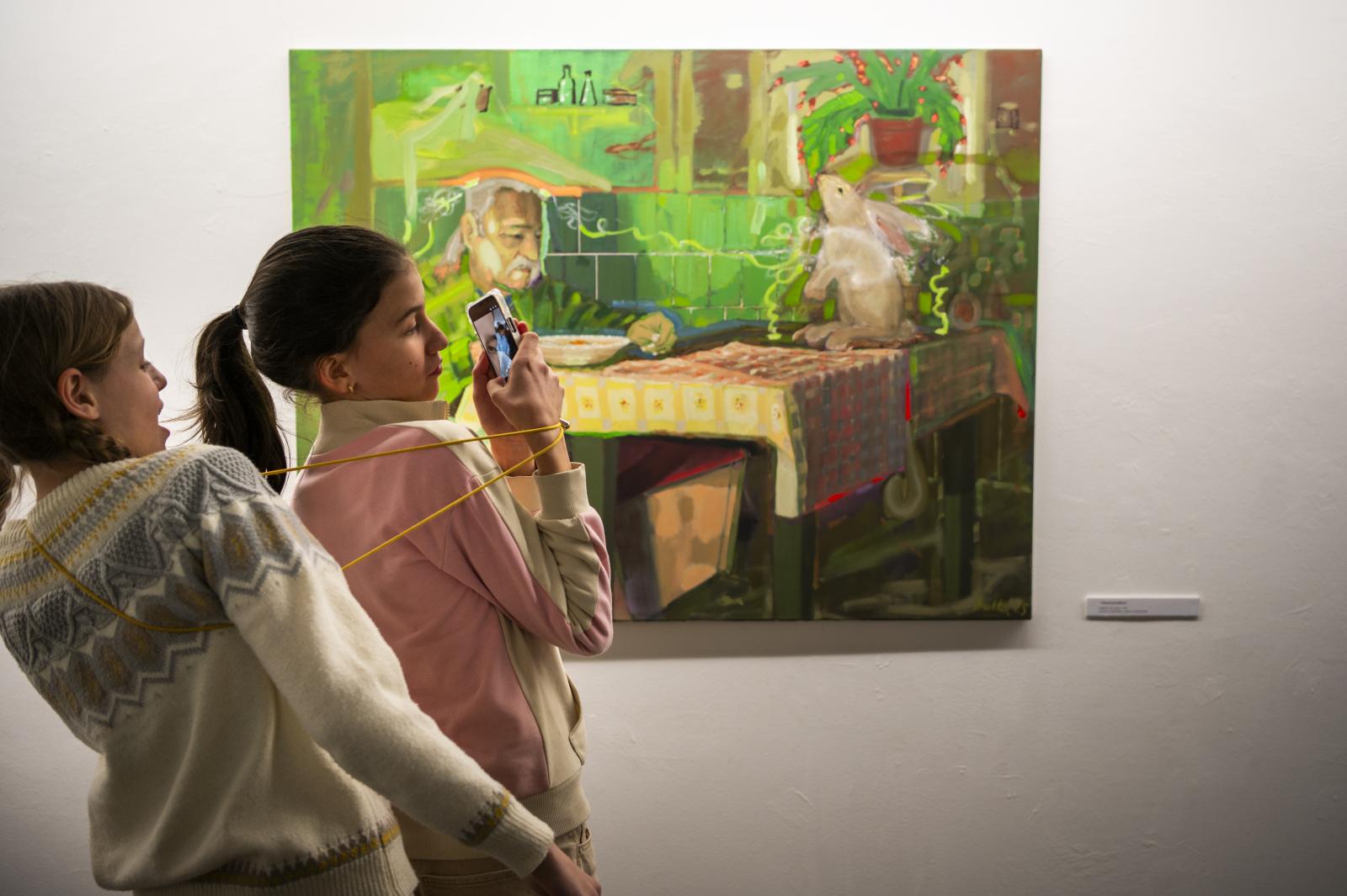 A kiállítás képein nyulak, libák, fecskék és malacok is feltűnnek