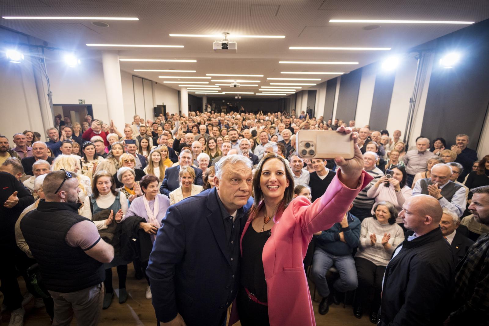 Orbán Viktor eddig zárt körben kampányolt, hétfőtől ez másképp lesz