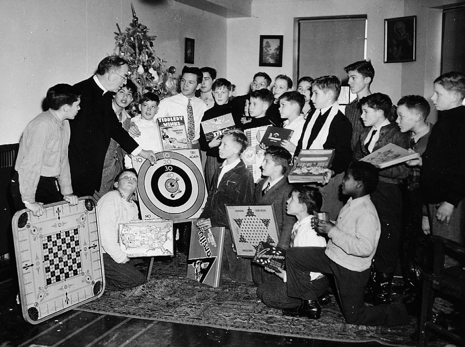 Edward J.
Flanagan római
katolikus
pap
az általa alapított,
Nebraska
állambeli Boys
Townban egy
karácsonyi
ünnepségen