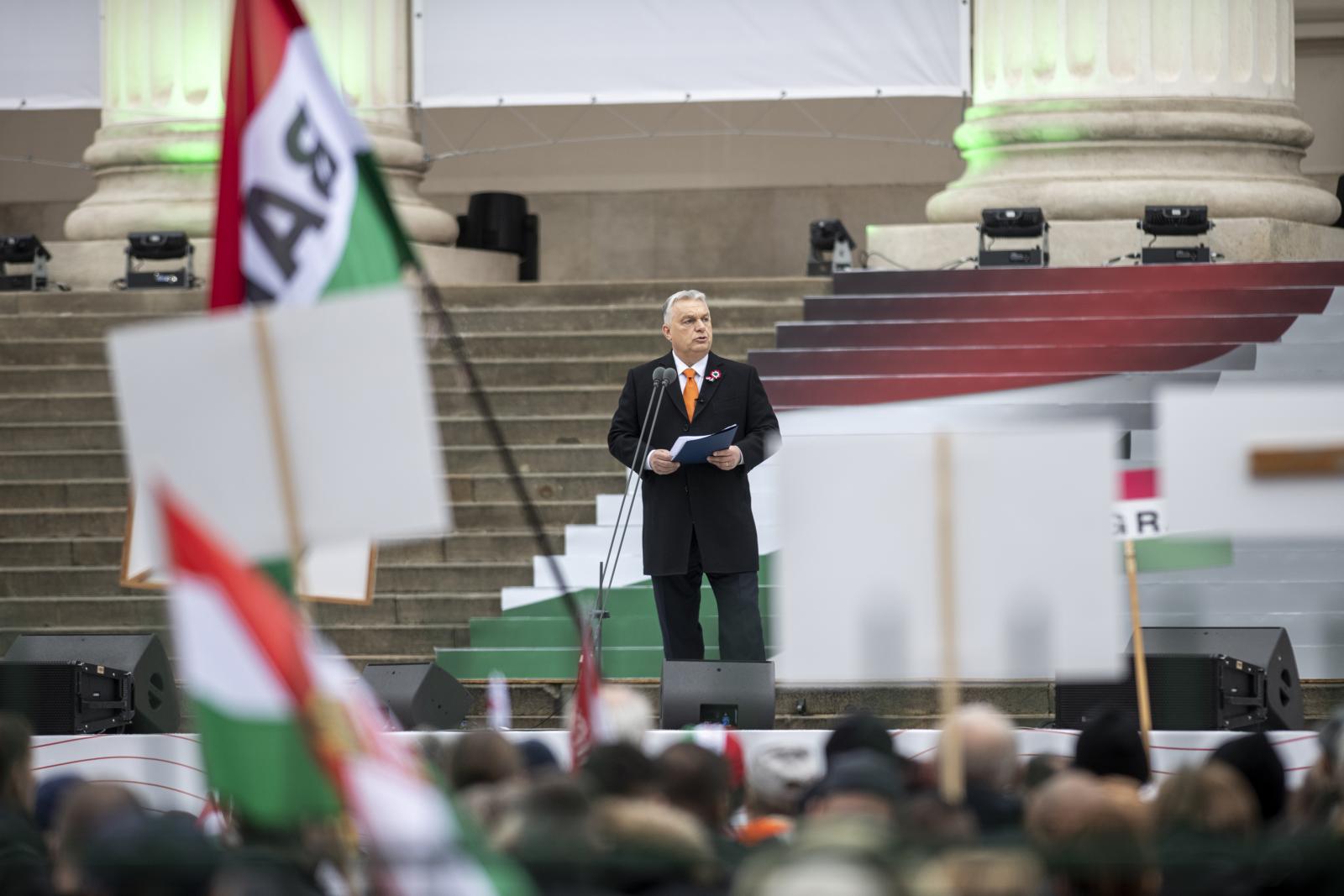 Orbán Viktor miniszterelnök a mikrofonok mögött tavaly