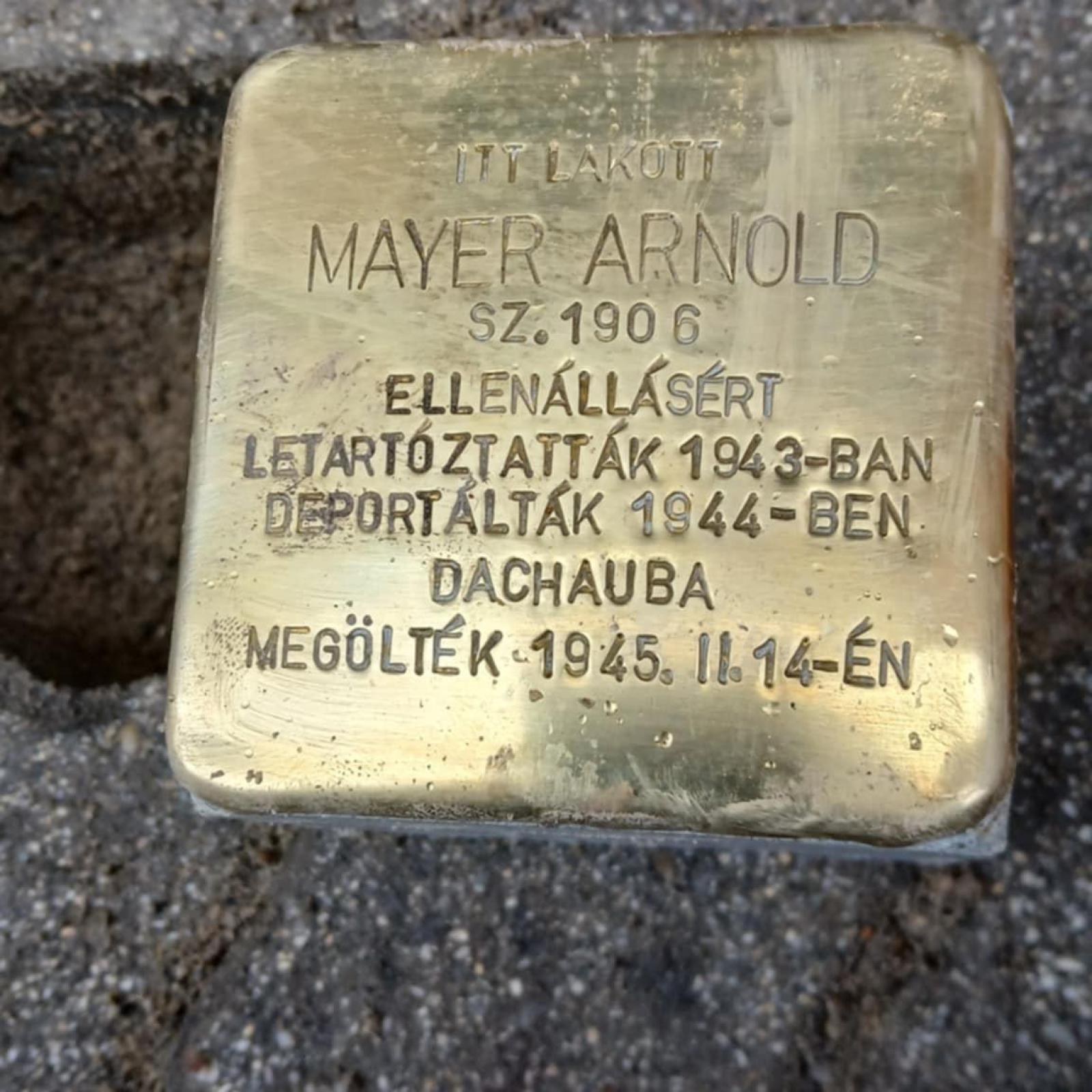 Mayer Arnold emlékét őrzi a botlatókő a Victor Hugo utca 6. előtt