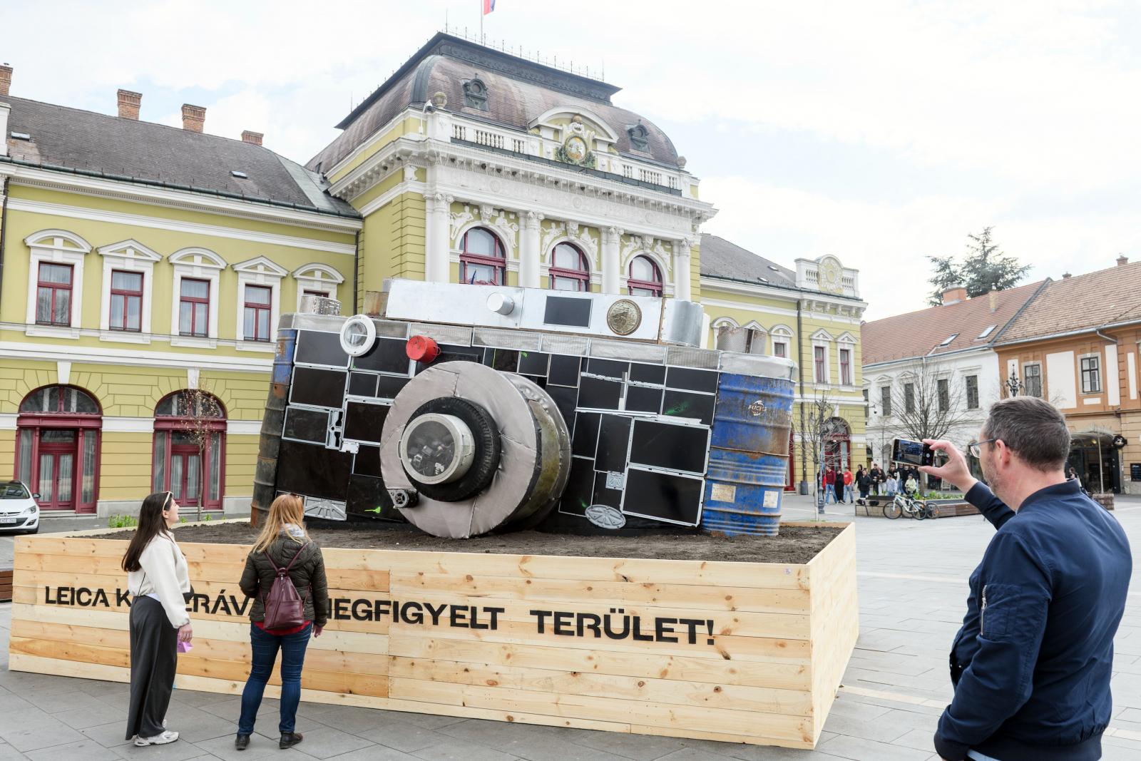 A Dobó téren látható installáció a Leica III-at örökíti meg