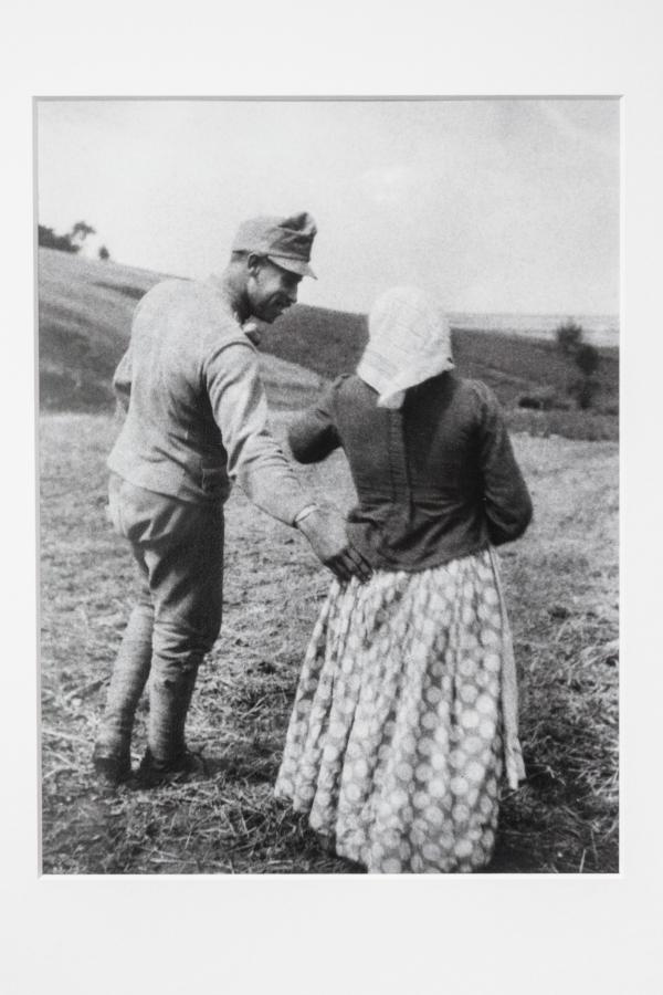 André Kertész: Gyengéd érintés (1915)