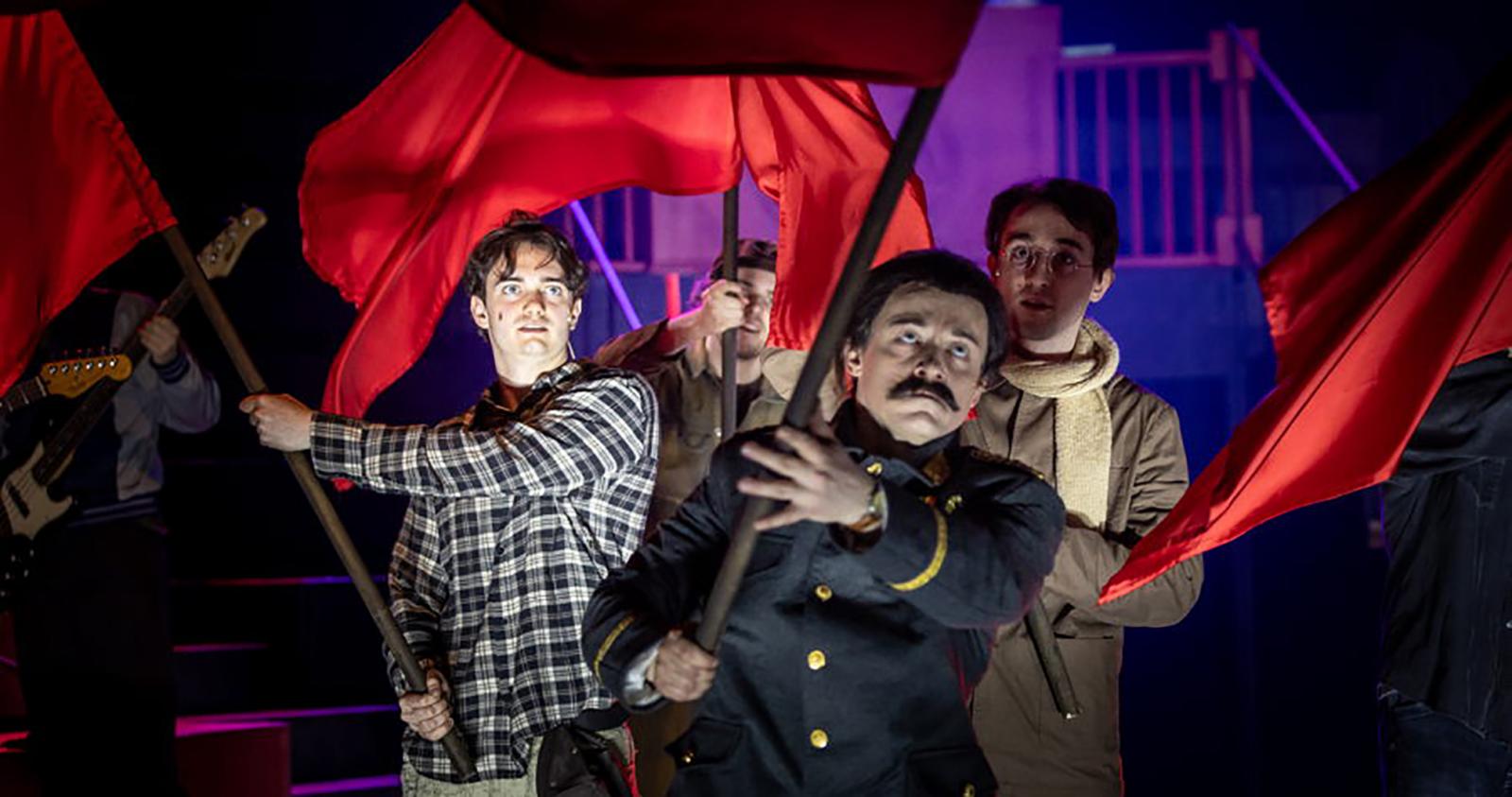 A lázadás, a forradalom is megjelenik a színpadon, és ennek az áramlatnak a jelképei is