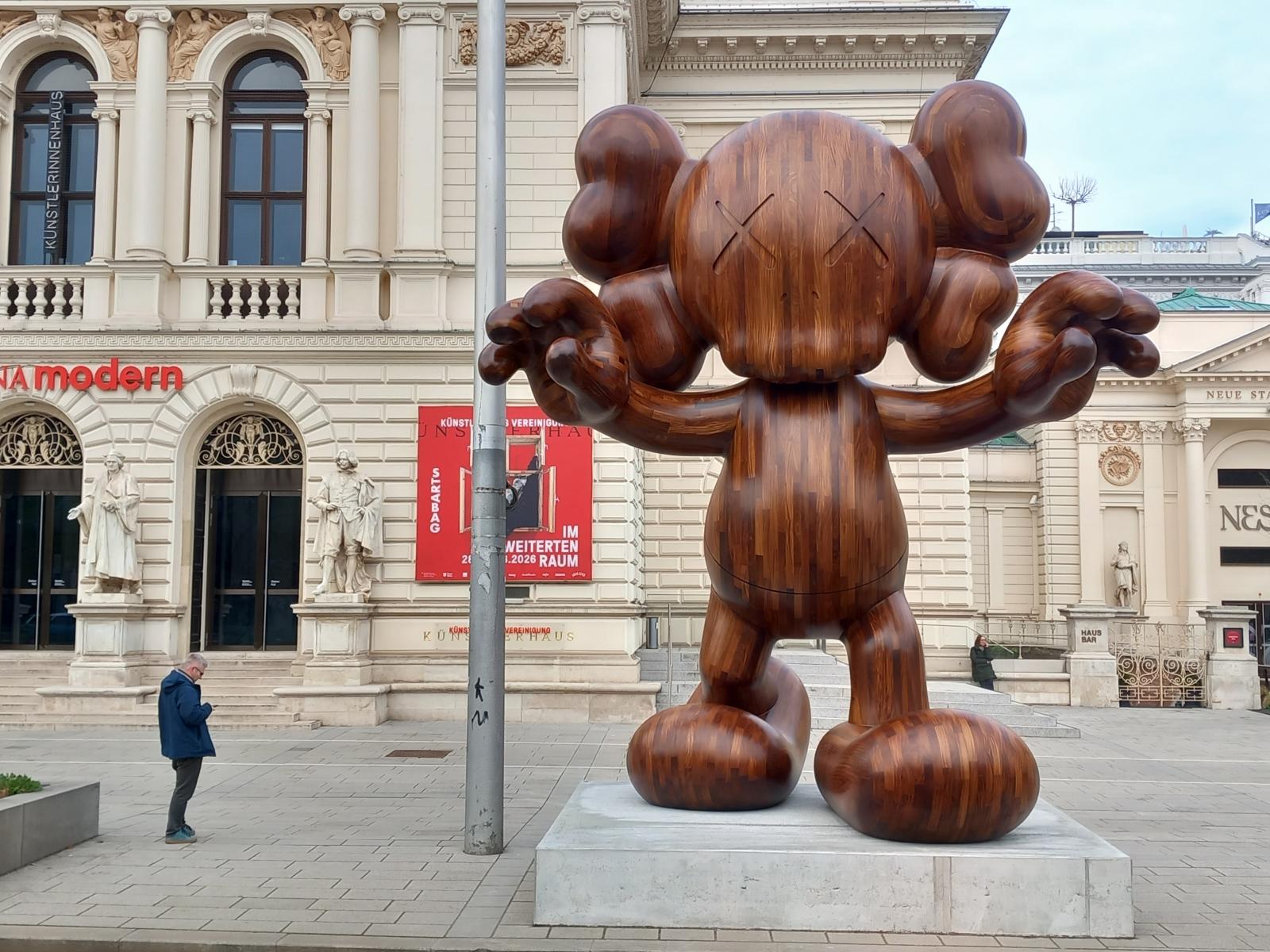 A bécsi Albertina Modern épülete előtt KAWS hatalmas szobra várja a látogatókat