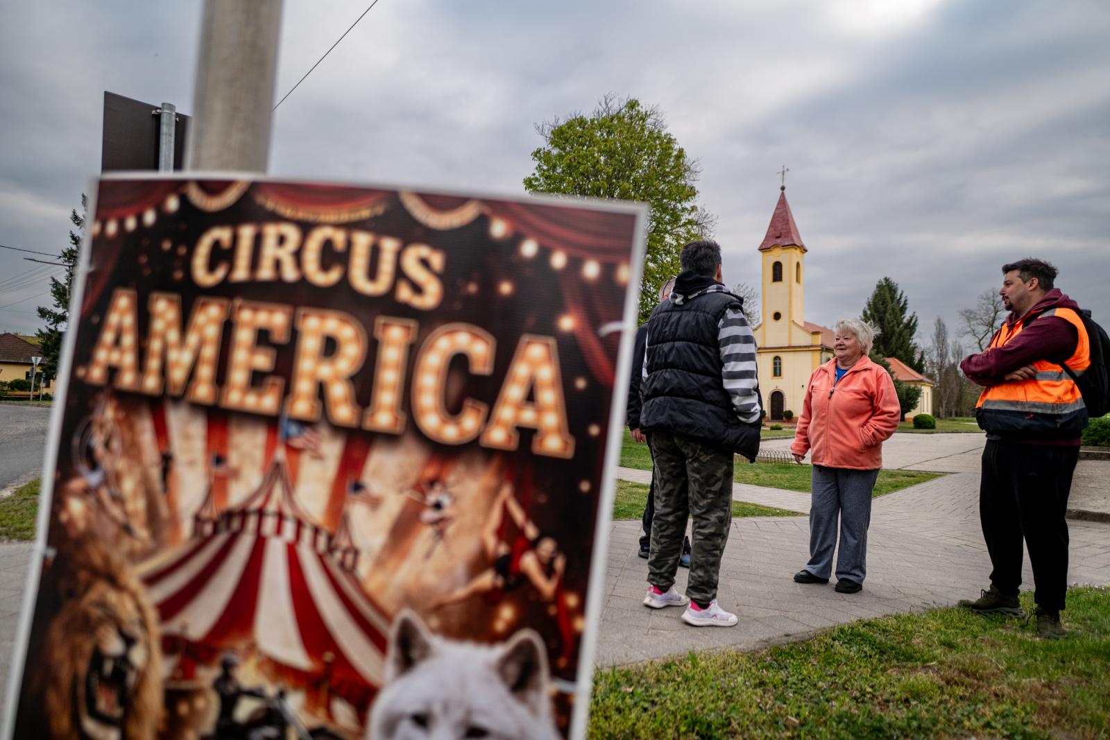 Szarvas Henriett (háttal), Szarvas Lászlóné és Horváth Benjámin