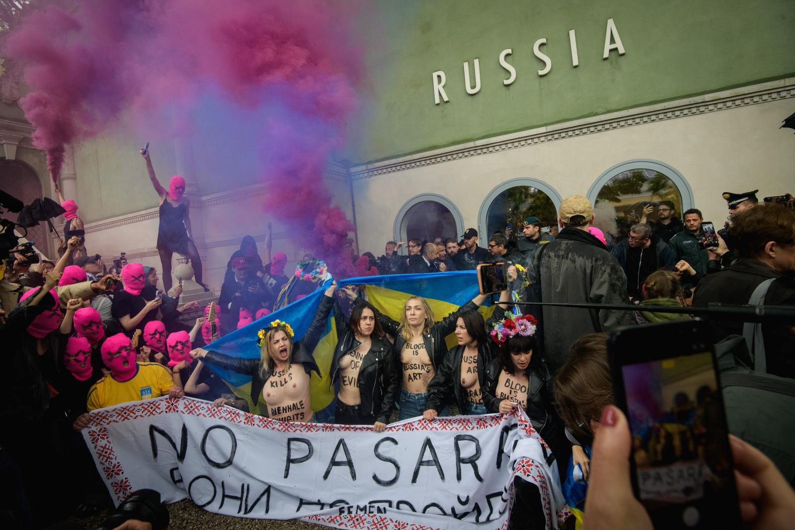 A Pussy Riot aktivistái füstgyertyákat gyújtottak, és hosszan skandáltak az orosz pavilon ellen