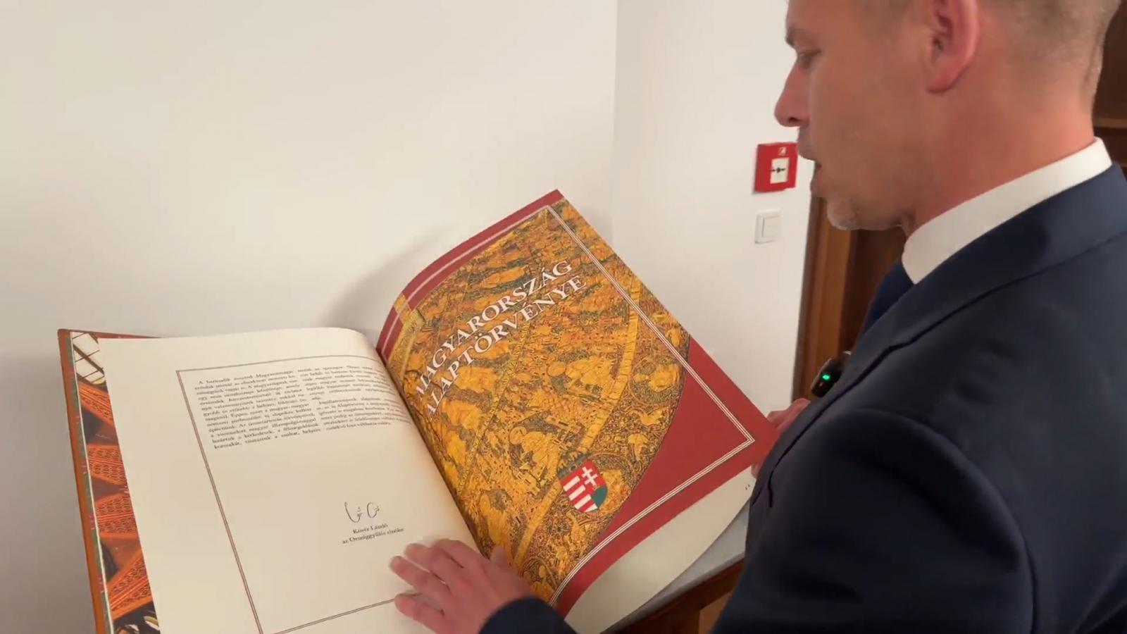 Magyar Péter az
alaptörvénnyel
– mindenkinek
joga és kötelessége
fellépni
a kizárólagos
hatalomgyakorlás
ellen