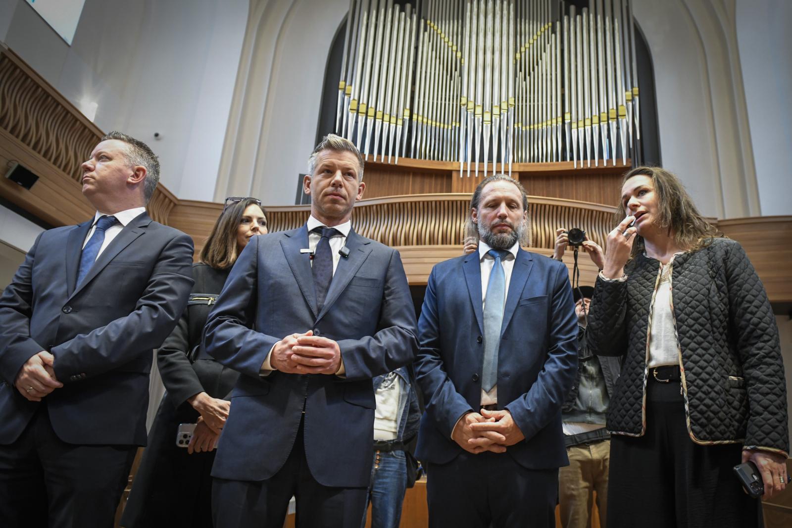 Magyarok Nagyasszonya-szobor, Karmelita kolostor udvara