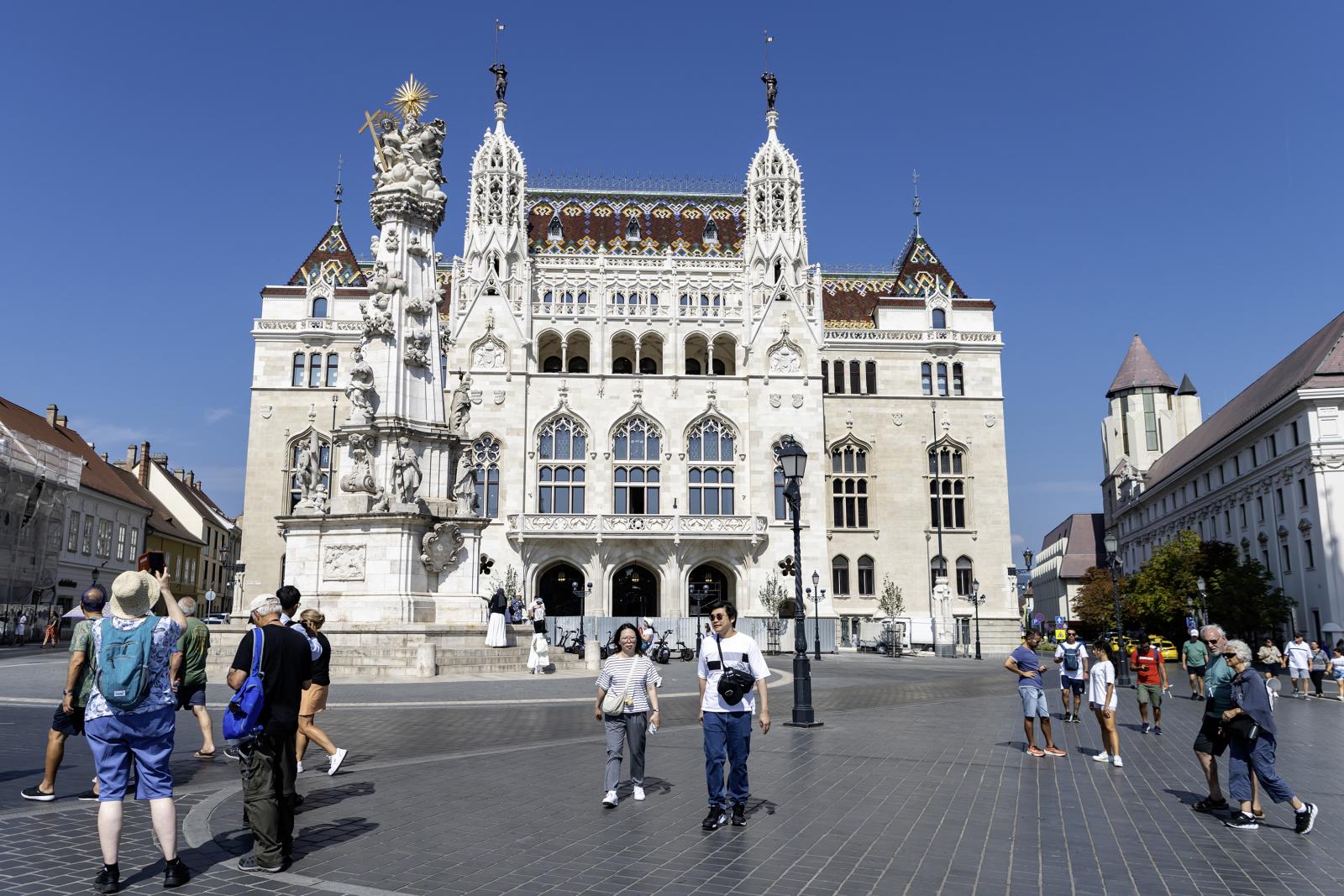 Magyarok Nagyasszonya-szobor, Karmelita kolostor udvara