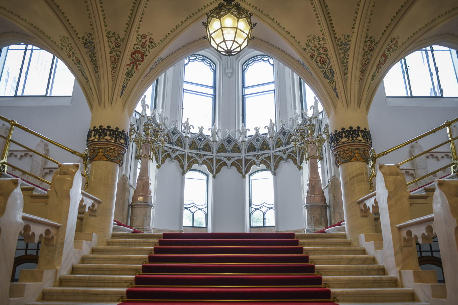 Magyarok Nagyasszonya-szobor, Karmelita kolostor udvara