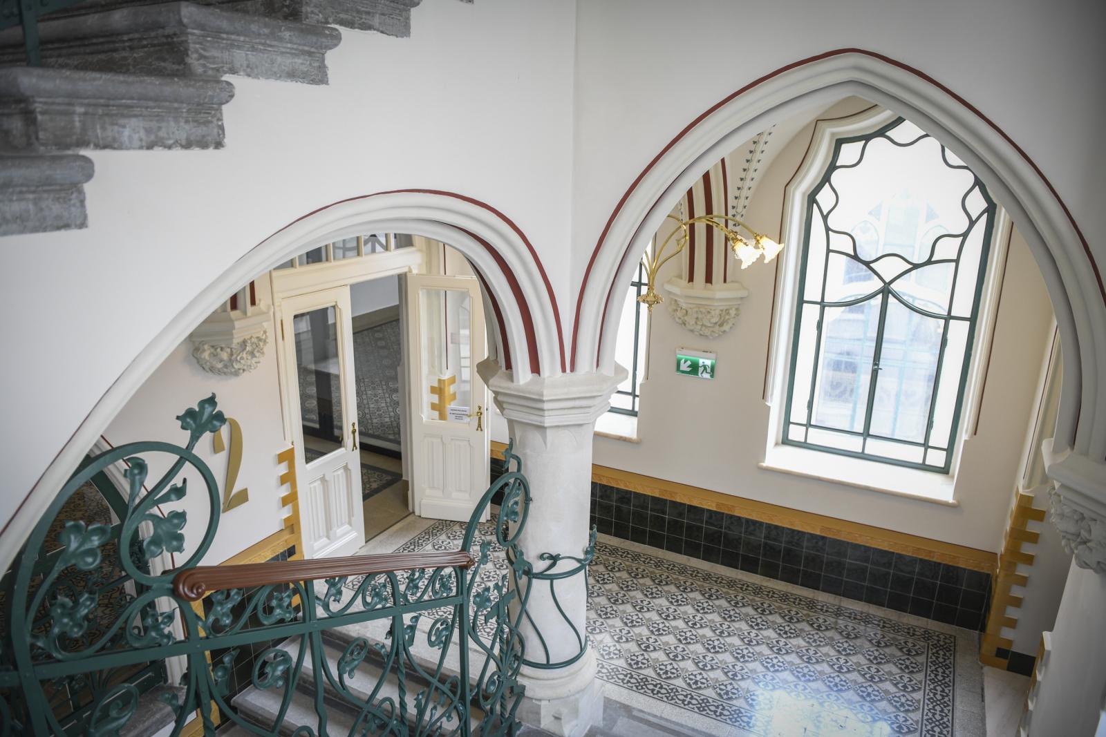 Magyarok Nagyasszonya-szobor, Karmelita kolostor udvara