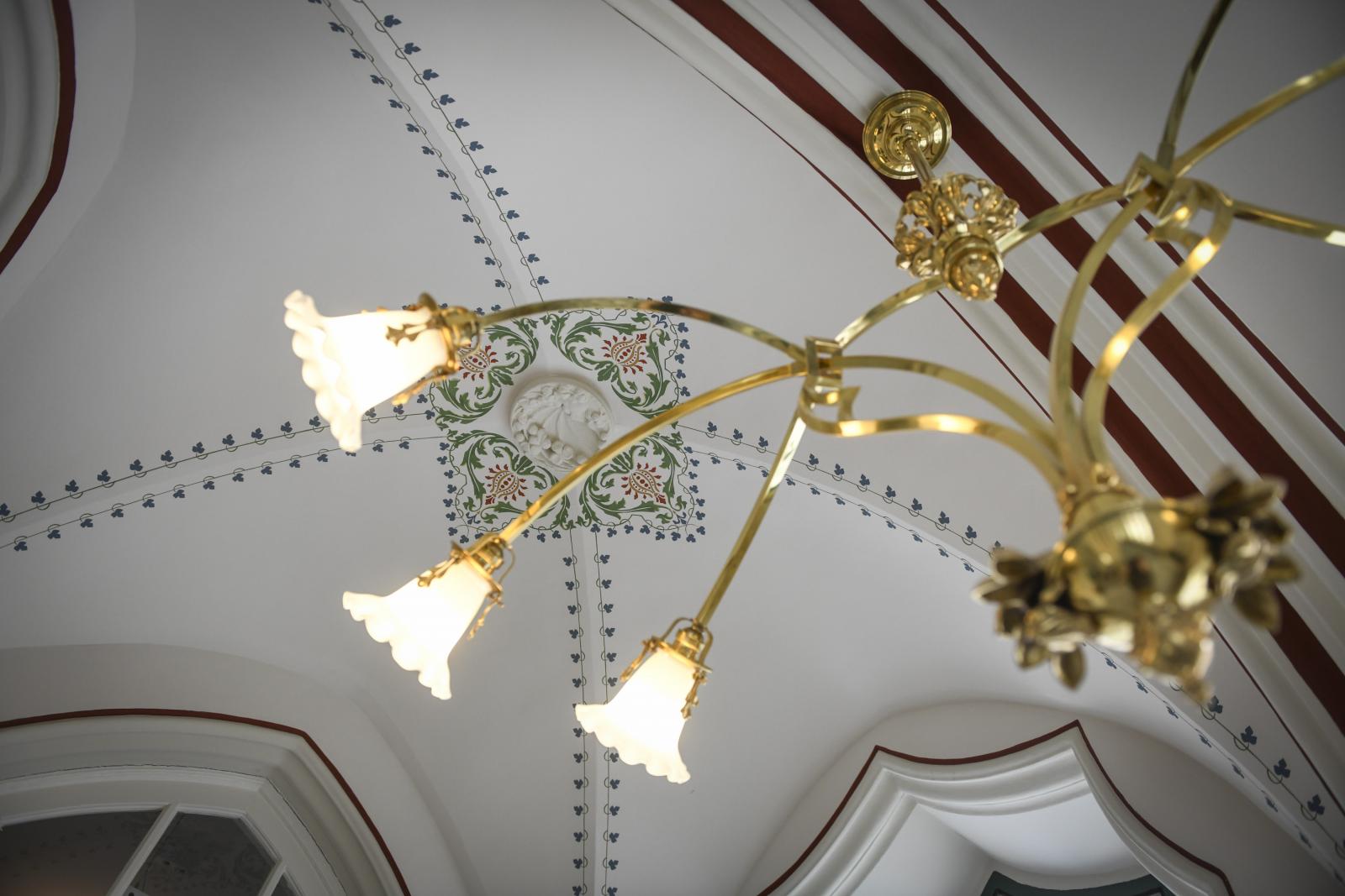 Magyarok Nagyasszonya-szobor, Karmelita kolostor udvara
