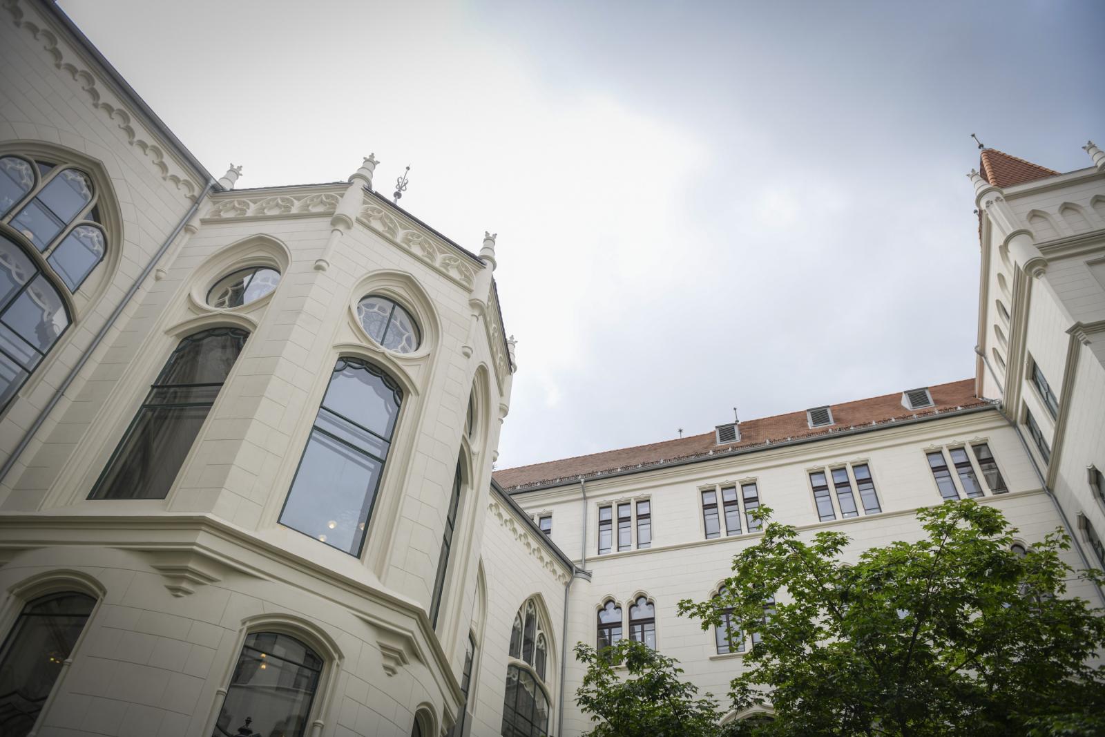Magyarok Nagyasszonya-szobor, Karmelita kolostor udvara
