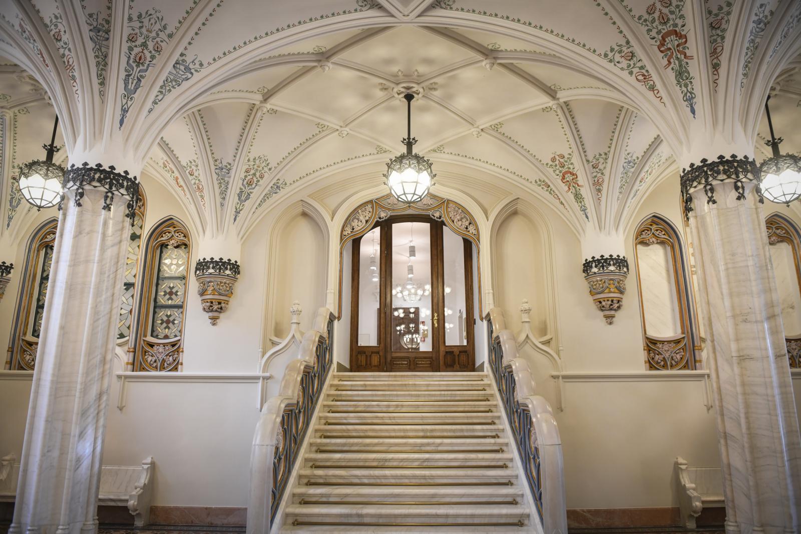Magyarok Nagyasszonya-szobor, Karmelita kolostor udvara