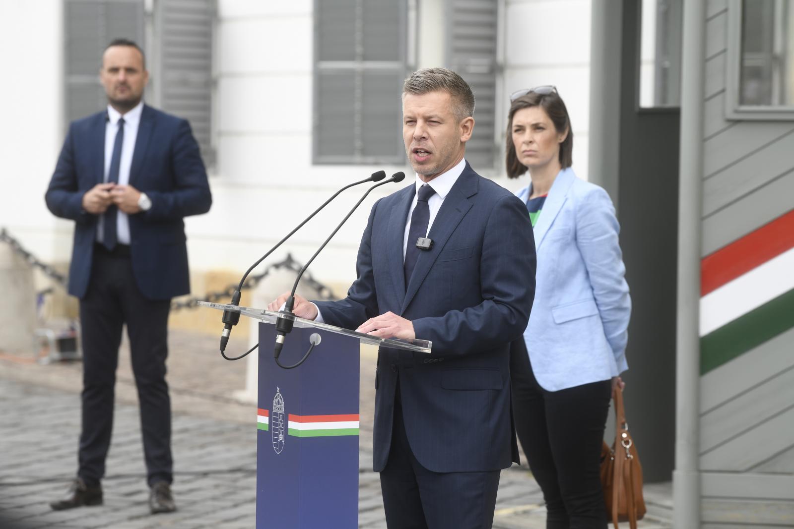Magyar Péter sajtótájékoztatója a Sándor-palota előtt június 1-jén 