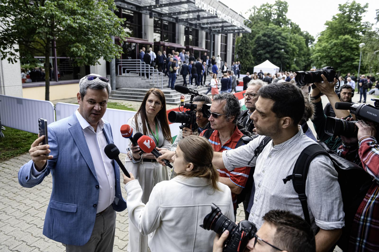 Takács Péter egykori egészségügyi államtitkár bemutatót tart