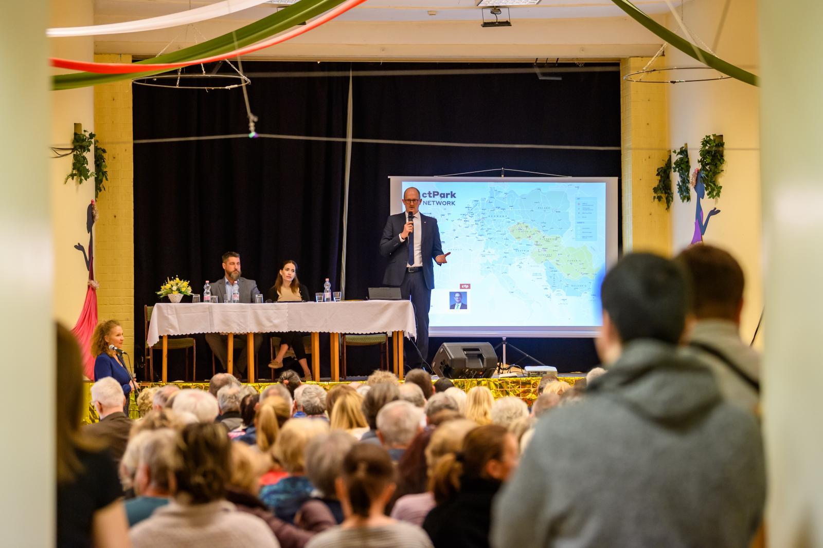 Gondi Ferenc és a CTP képviselői az áprilisi lakossági fórumon