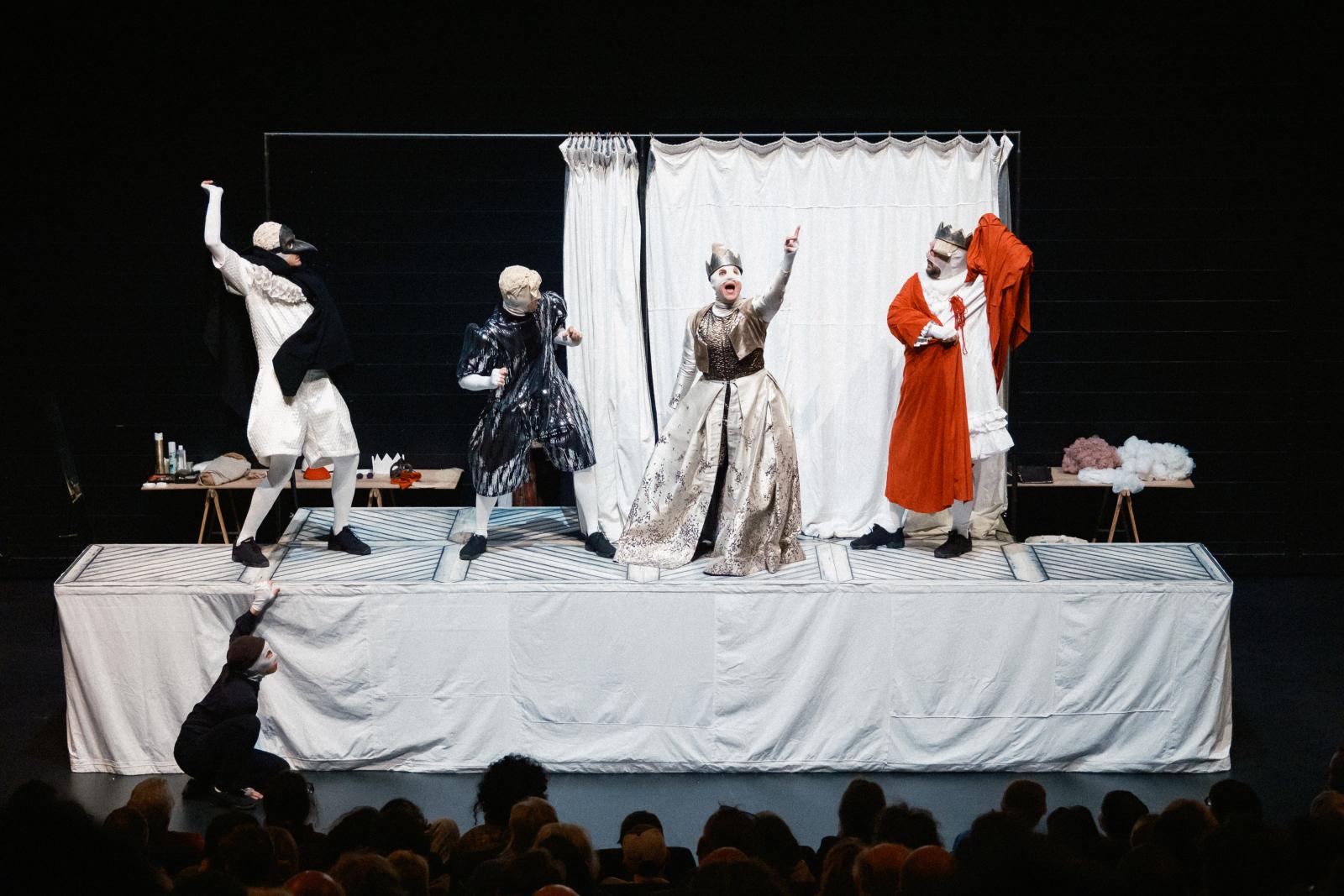 A Molière et ses masques című előadás egyik jelenete 