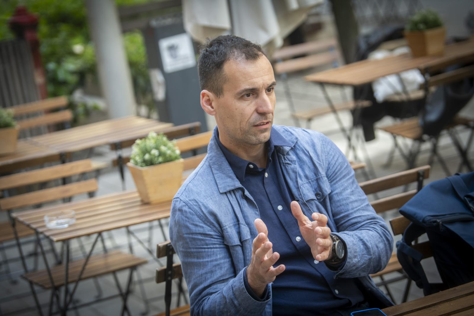 Böcskei Balázs korábbi labdarúgó-játékvezető, ma már politikai elemző szerint a sport és a politika összekapcsolódása önmagában még nem patológia
