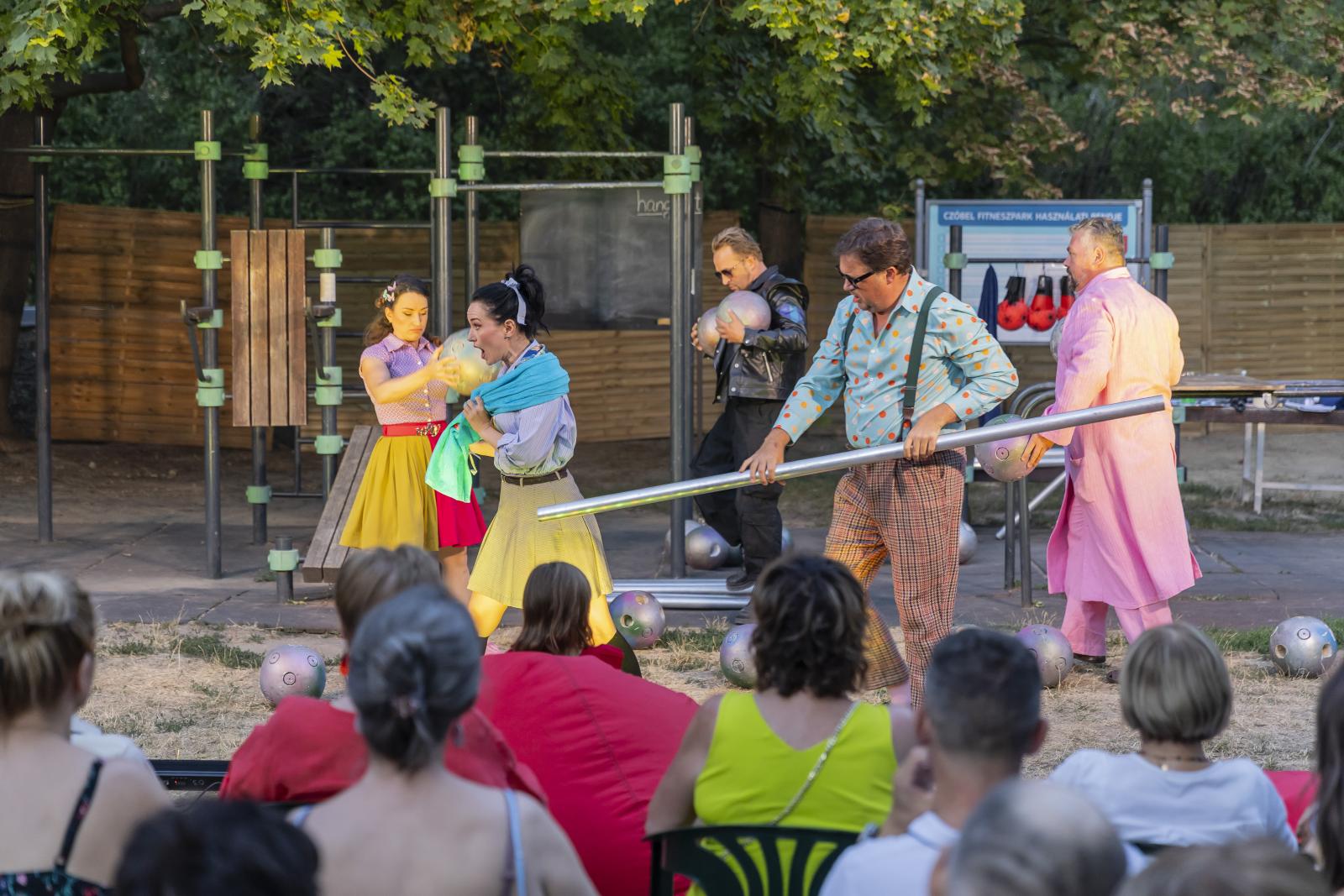 Opera a szabadtéri konditeremben 