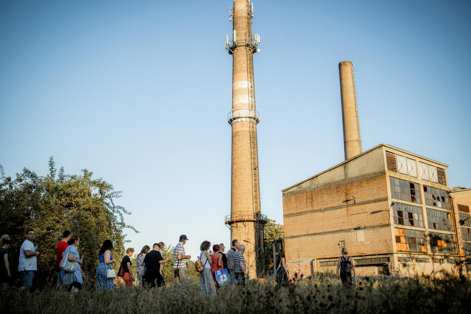 Az egykori martfűi Tisza Cipőgyár egykor négyezer dolgozót foglalkoztatott, de az üzem 2009-es bezárása óta üresen áll, az udvarán rendezte vetítését a Mozizug