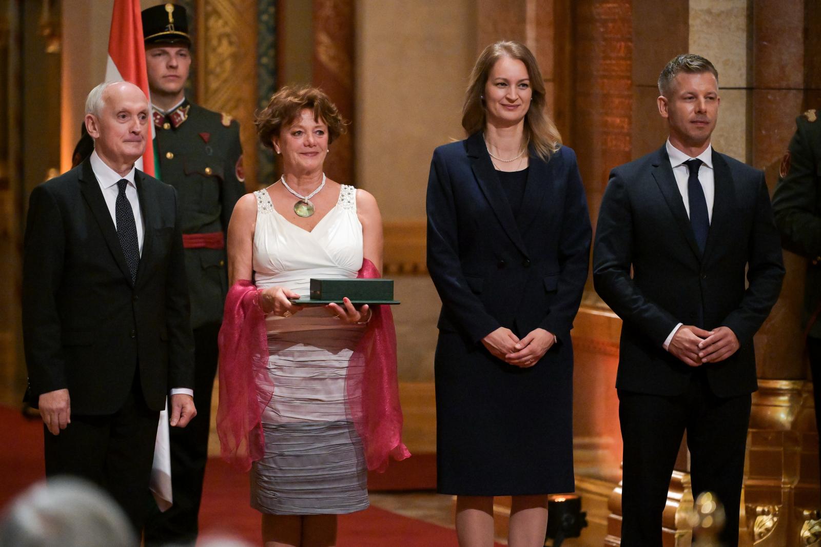 Pongor Ildikó a parancsnoki kereszttel