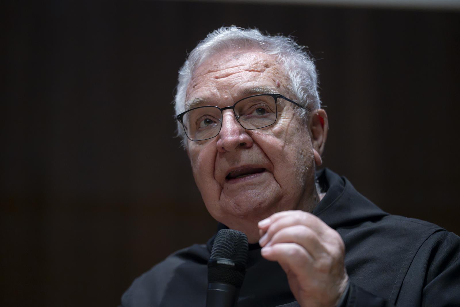 Korniss Péter Úton (2015) című fotográfiájáról mesél.  A kép A városban című sorozat része
