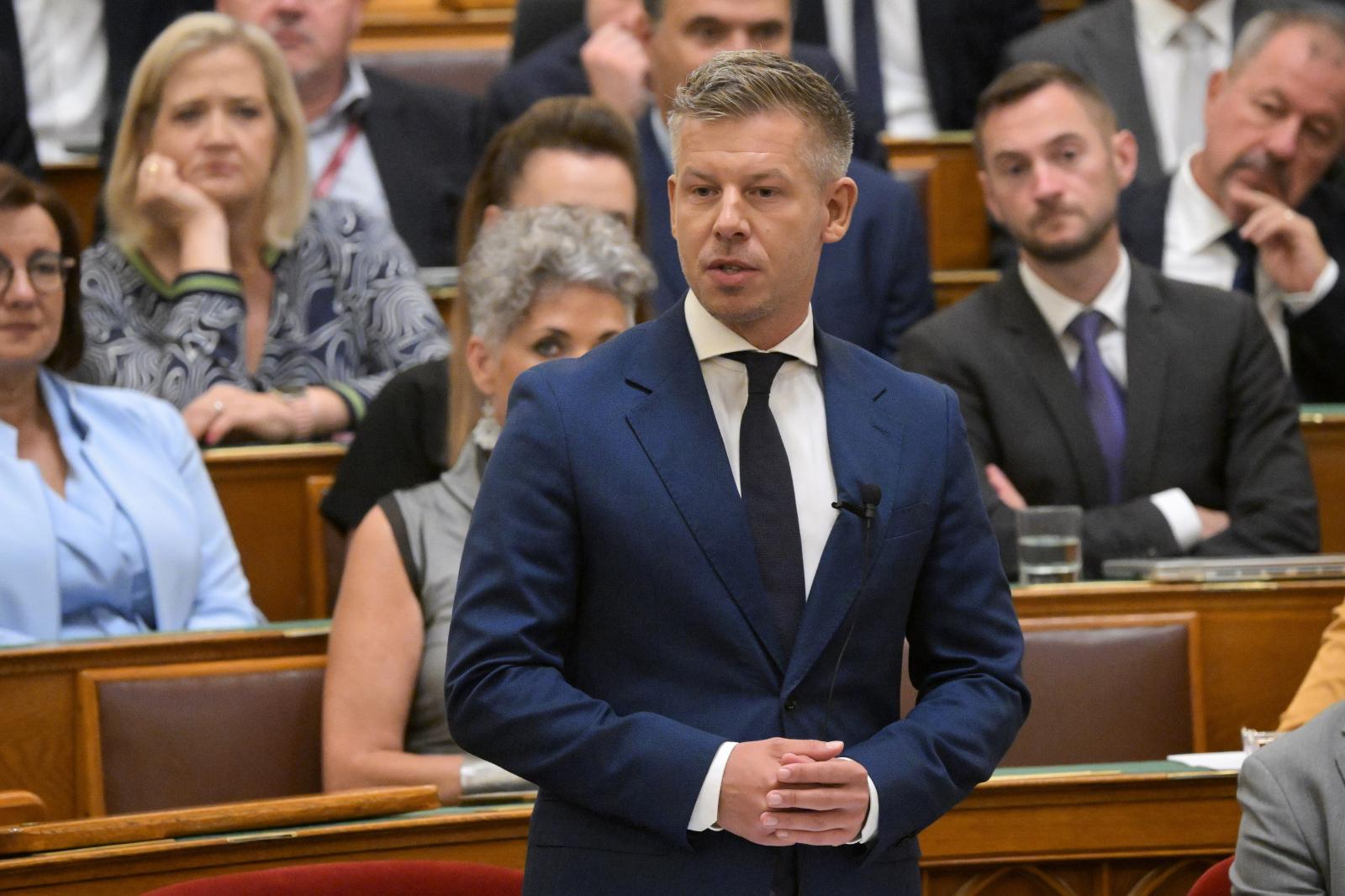 Magyar Péter a frakcióvezetők napirend előtti felszólalására reagál az Országgyűlés rendkívüli ülésén augusztus 27-én