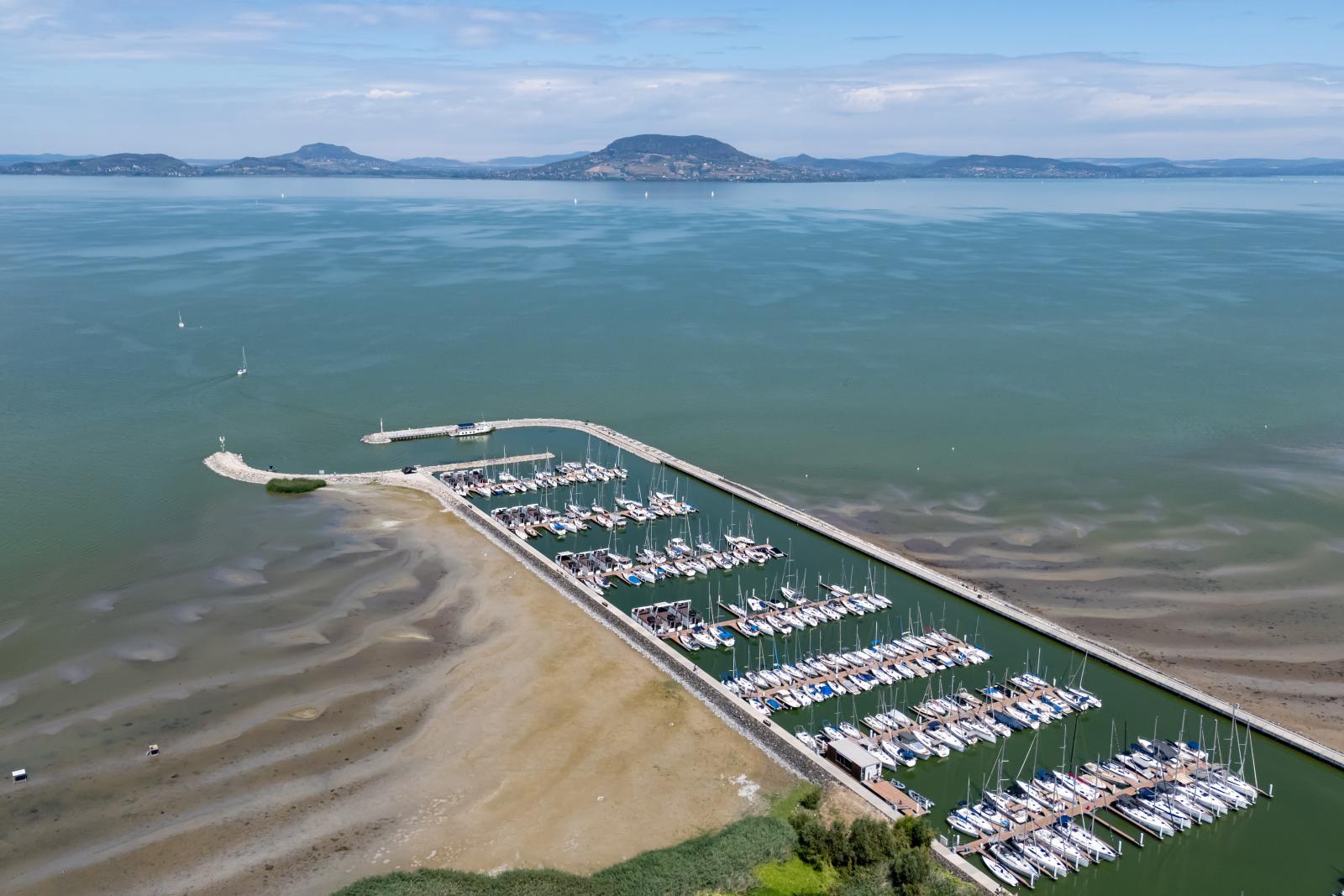 A balatonfenyvesi kikötő 2026. augusztus 19-én. A háttérben a Badacsony