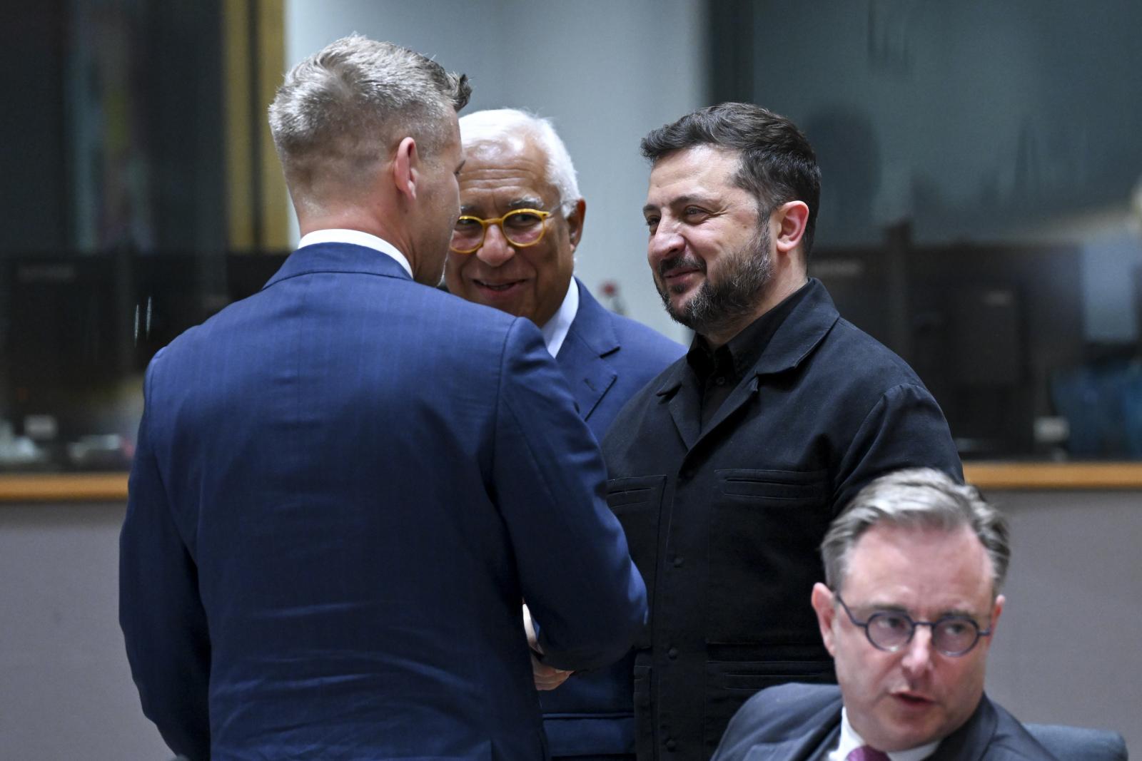 Magyar Péter miniszterelnök és Volodimir Zelenszkij ukrán elnök kézfogása a  június 18-i EU-csúcson