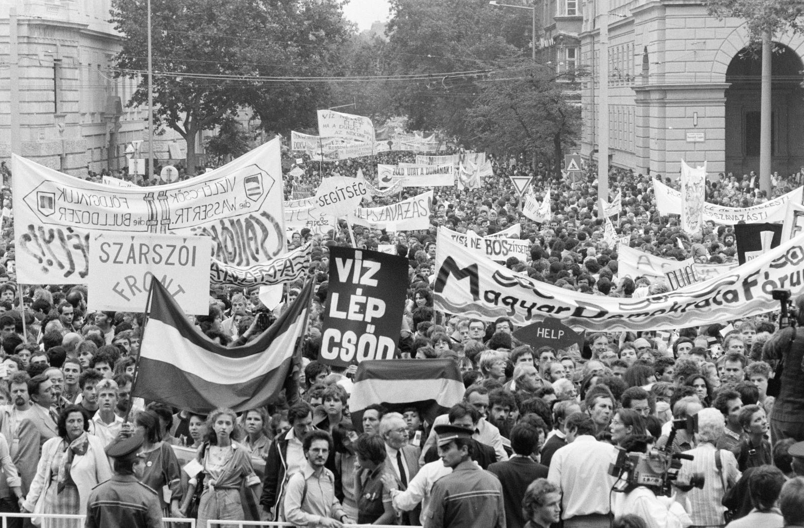 Tüntetés a Kossuth Lajos téren a bős-nagymarosi vízlépcsőrendszer felépítése ellen, 1988. szeptember 12-én