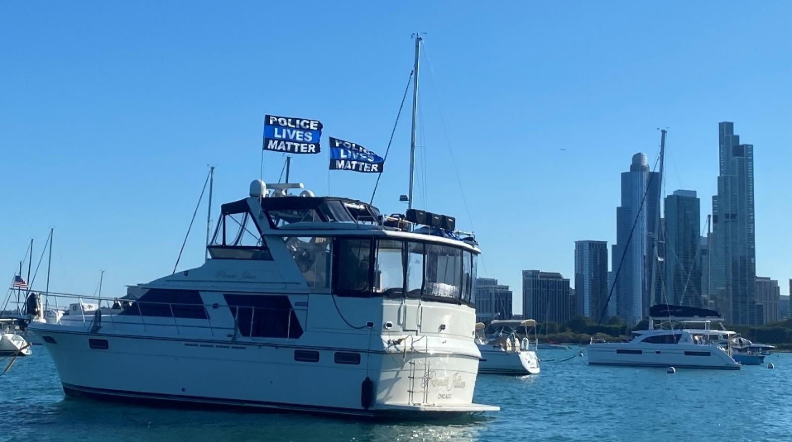 „Számítanak a rendőréletek” zászlók a chicagói Monroe Harbor jachtkikötőben