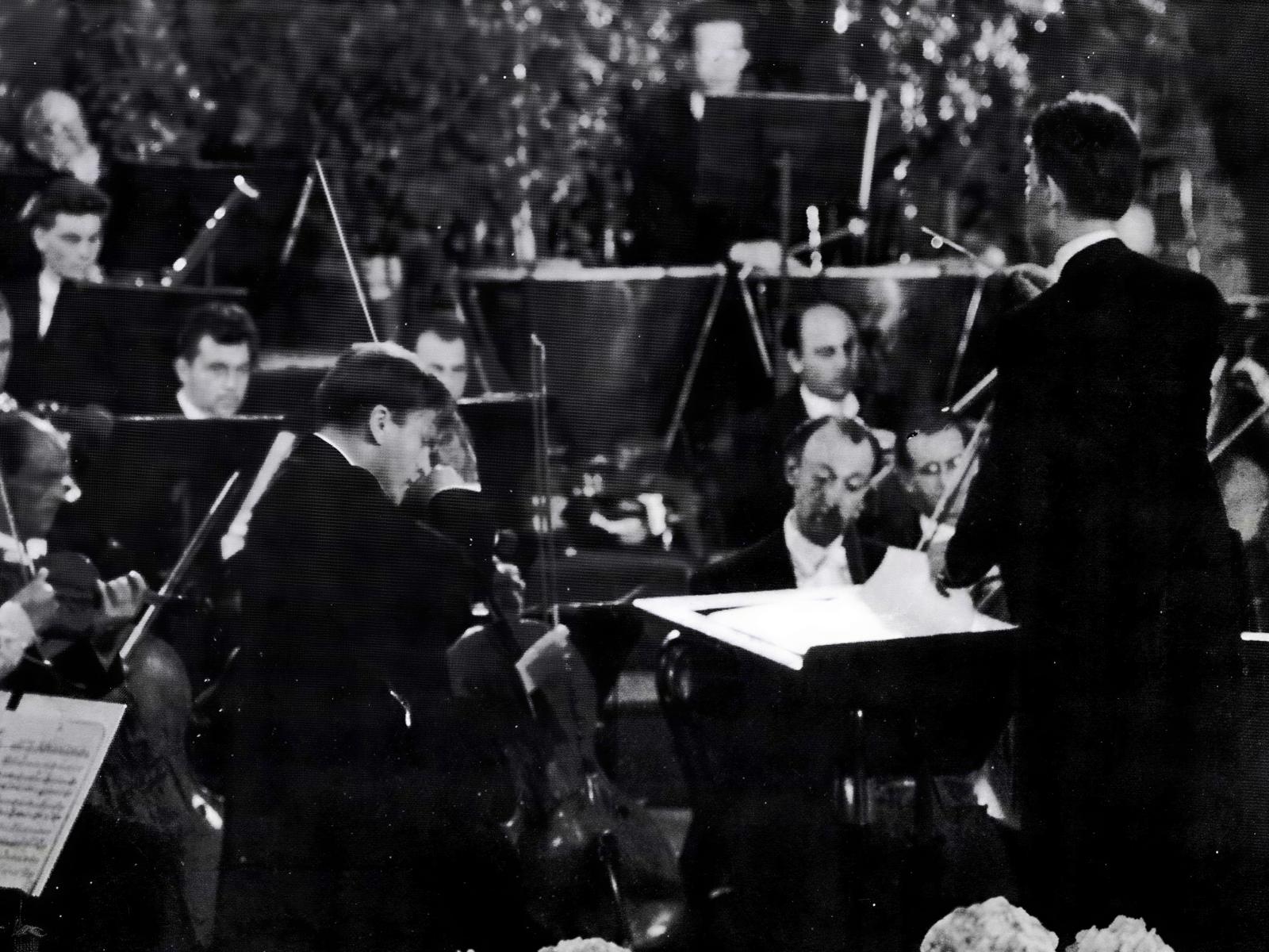 Bemutatkozás 1957 nyarán a Musikvereinban. A karmesteri pulpituson Rozsnyai Zoltán, a szólista Yehudi Menuhin