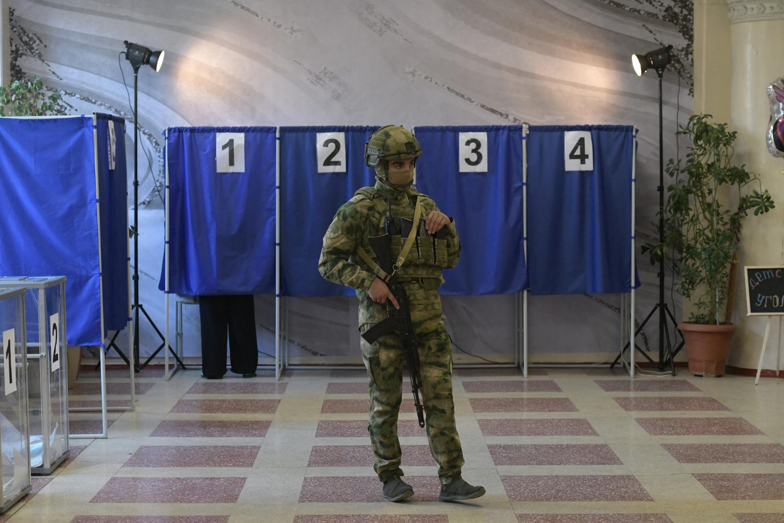 Egy orosz katona biztosít egy szavazóhelyiséget