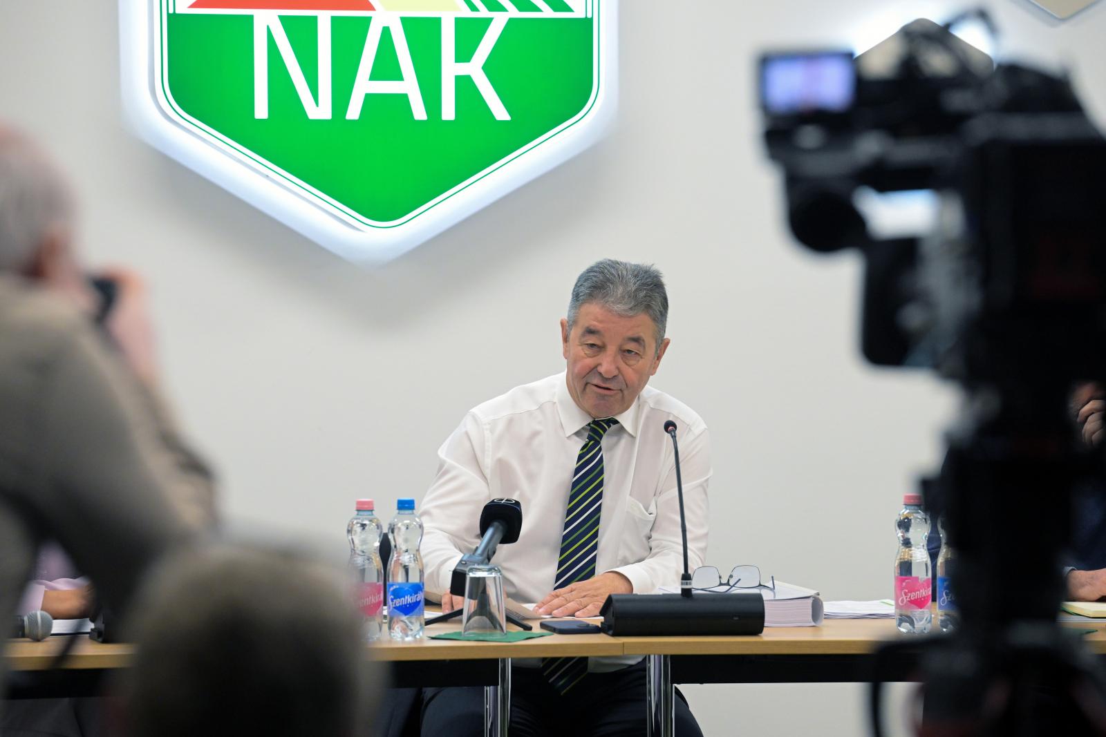 Zoltán Péter, a NAK kamarai biztosi feladatkörét ellátó miniszteri biztos a Nemzeti Agrárgazdasági Kamara (NAK) budapesti központjában tartott sajtótájékoztatón 2026. szeptember 24-én