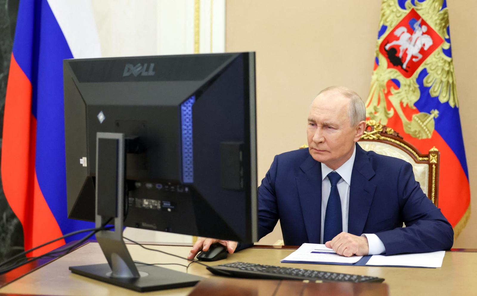 Vlagyimir Putyin orosz elnök online adja le szavazatát.