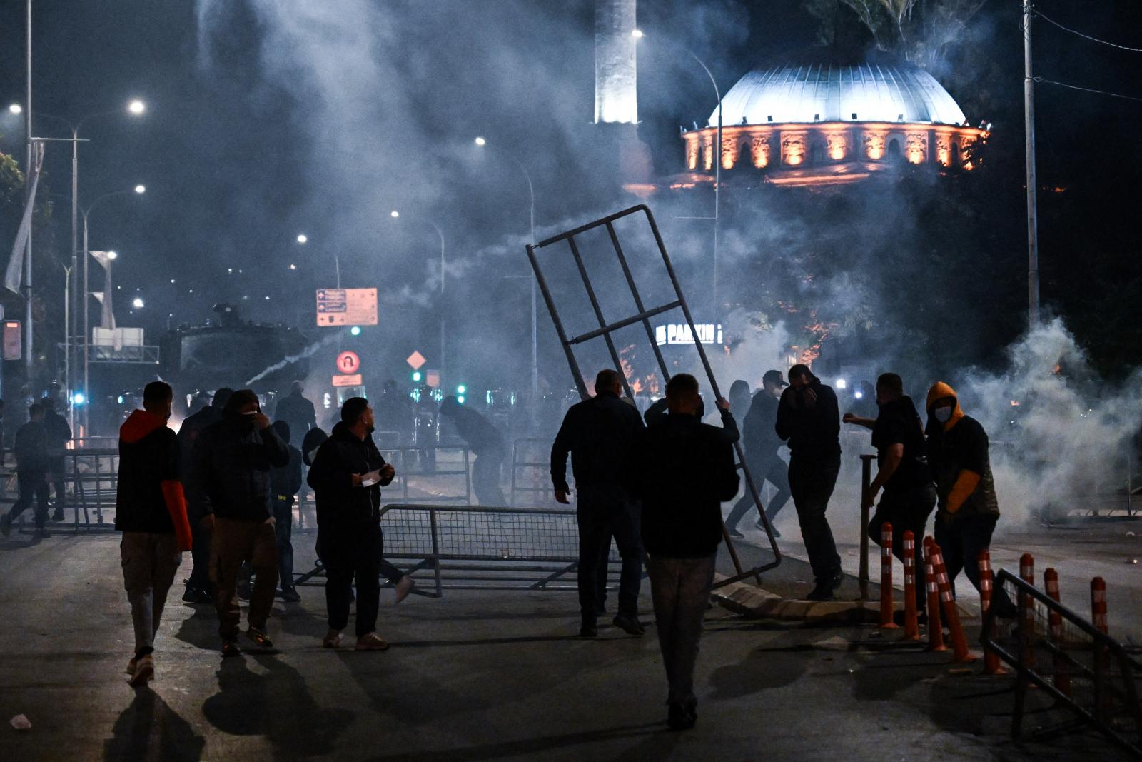 Többen megsérültek, miután összecsaptak a tüntetők és a rendőrök Pristinában