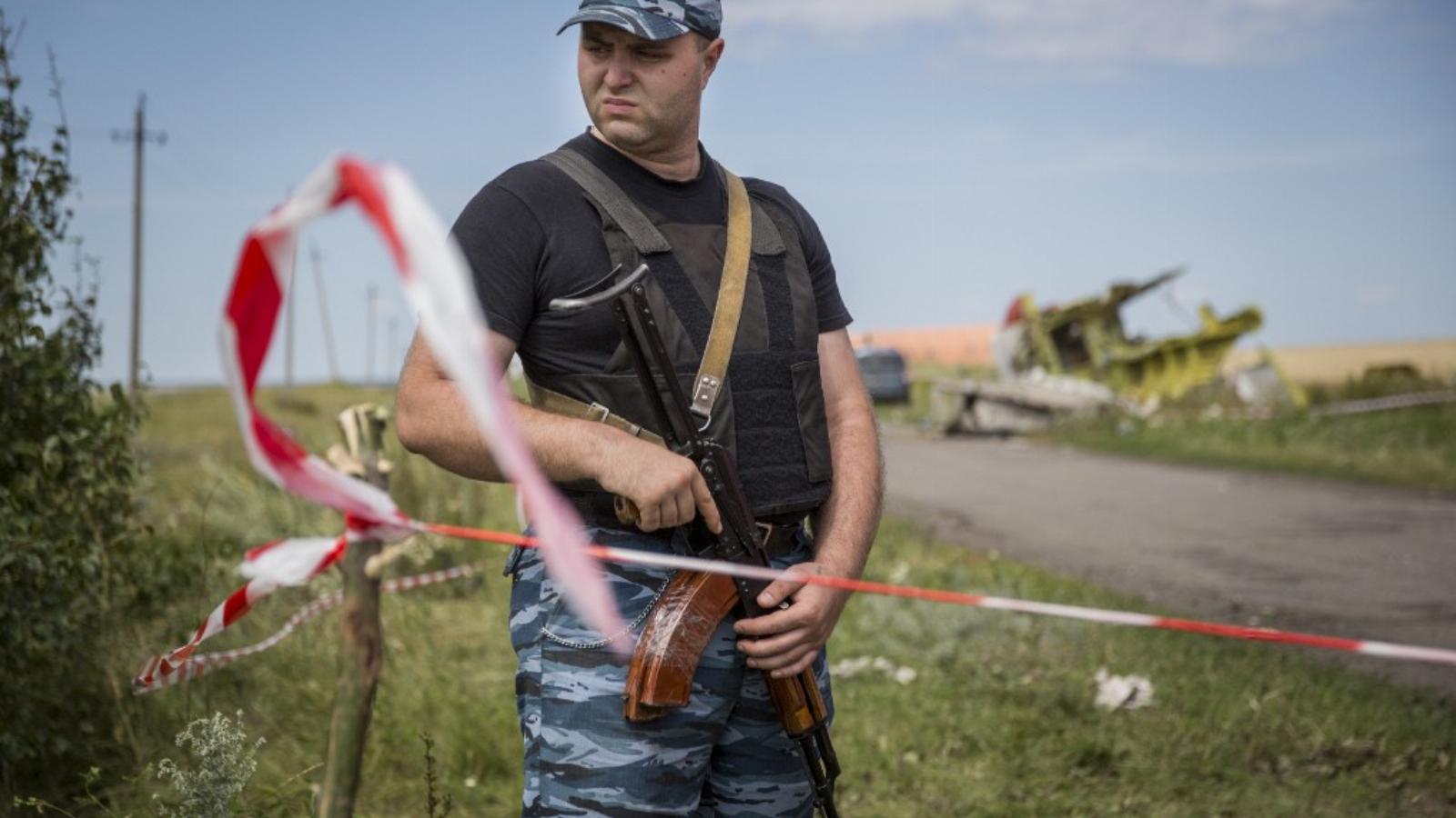 Szakadár fegyveresek figyelik a nemzetközi szakértők minden mozdulatát FOTÓ: EUROPRESS/GETTY IMAGES/ROB STOTHARD