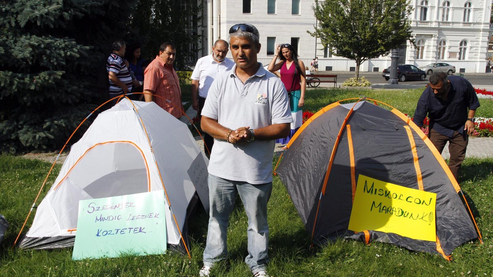 Váradi Gábor, a Miskolci Cigány Nemzetiségi Önkormányzat elnöke (k) a szervezet demonstrációján a Szent István téren, Miskolcon 