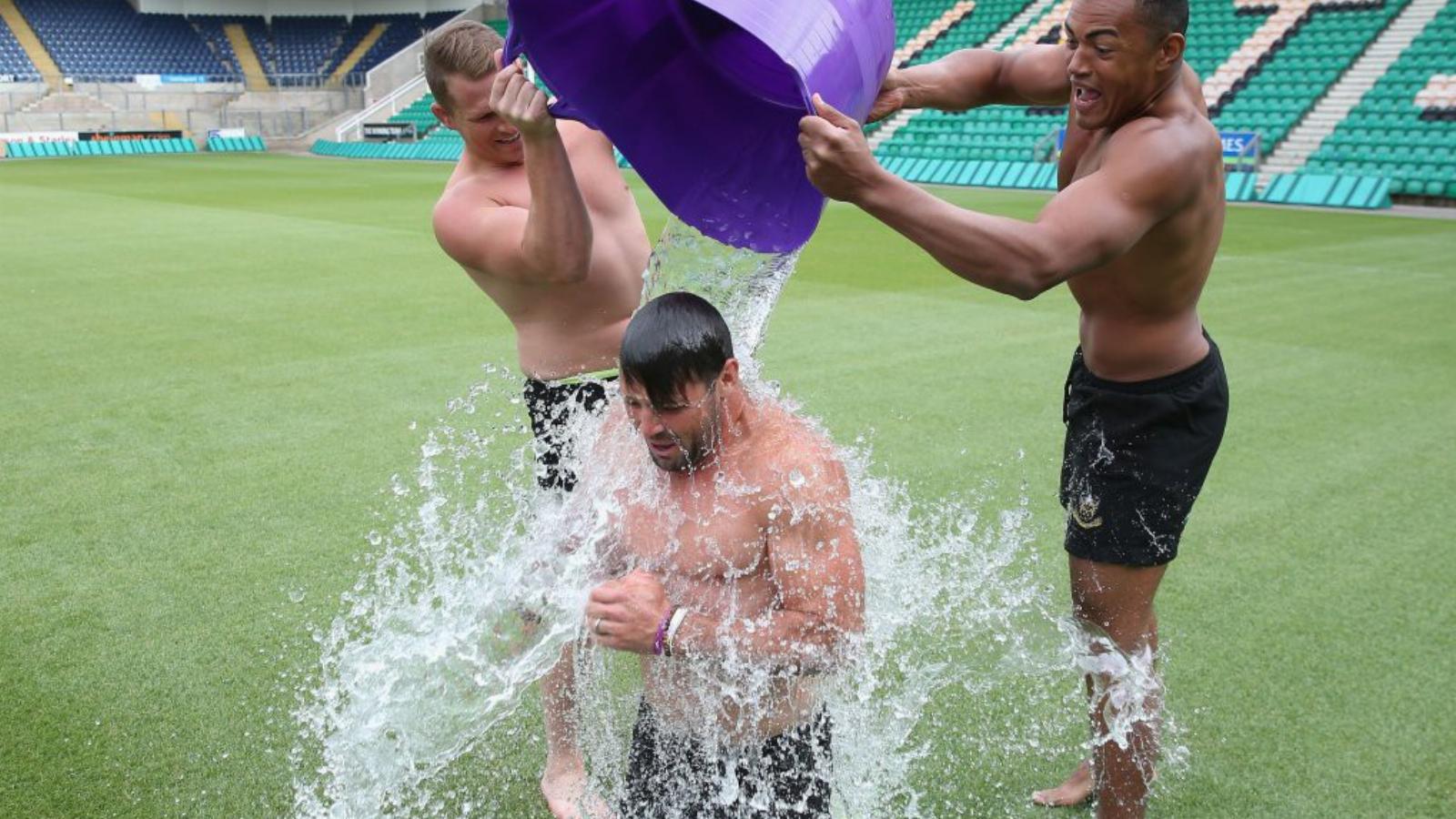 A brit rögbisztárok sem maradhatnak ki a világot bejáró jegesvödrös kihívásból. Ben Fodent, a
Northampton játékosát két csapatt