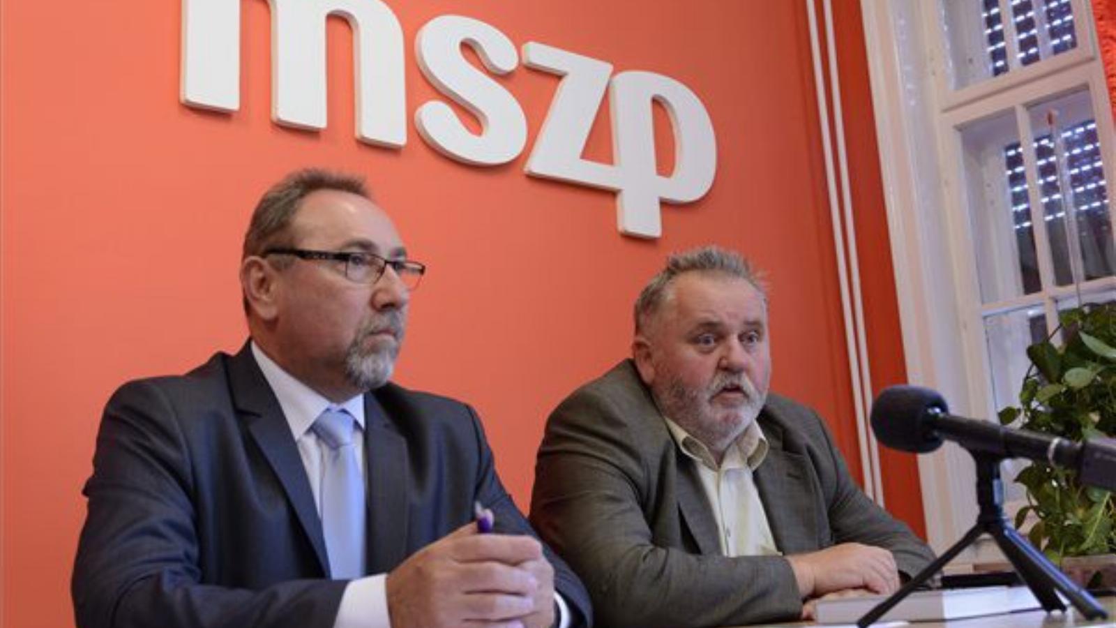 Gőgös Zoltán, a Magyar Szocialista Párt (MSZP) elnökhelyettese (j) és Madarasi István önkormányzati képviselő, az MSZP debreceni