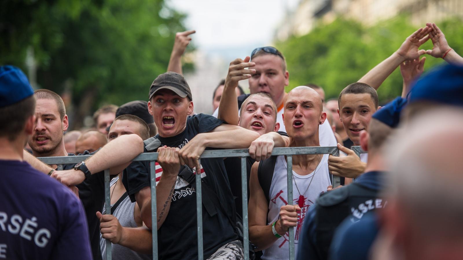 Ellentüntetők a kordon mögött a 2013-as Pride-on