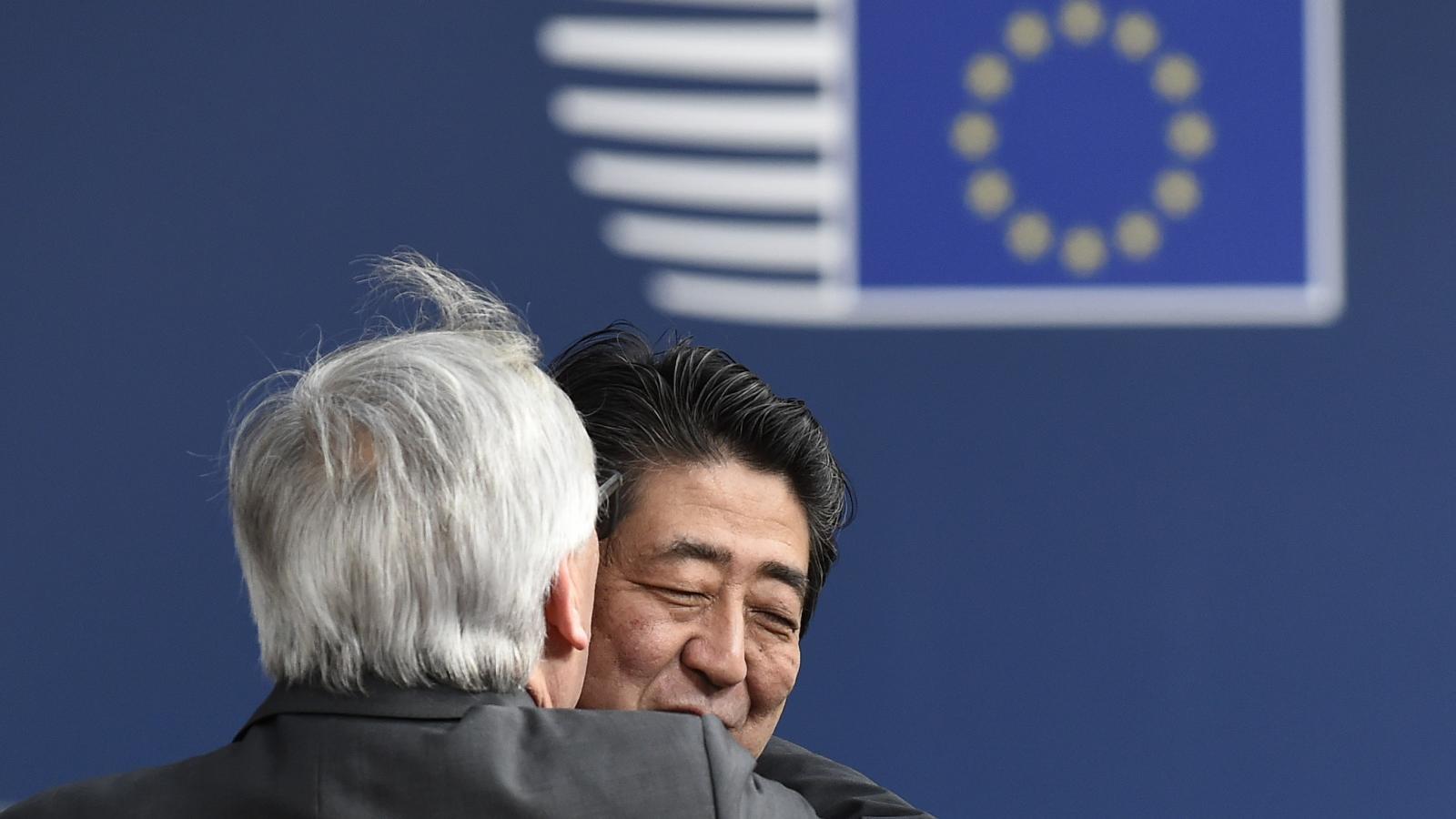 Jean-Claude Juncker, az Európai Bizottság elnöke öleli Abe Sinzó japán miniszterelnököt egy korábbi találkozón