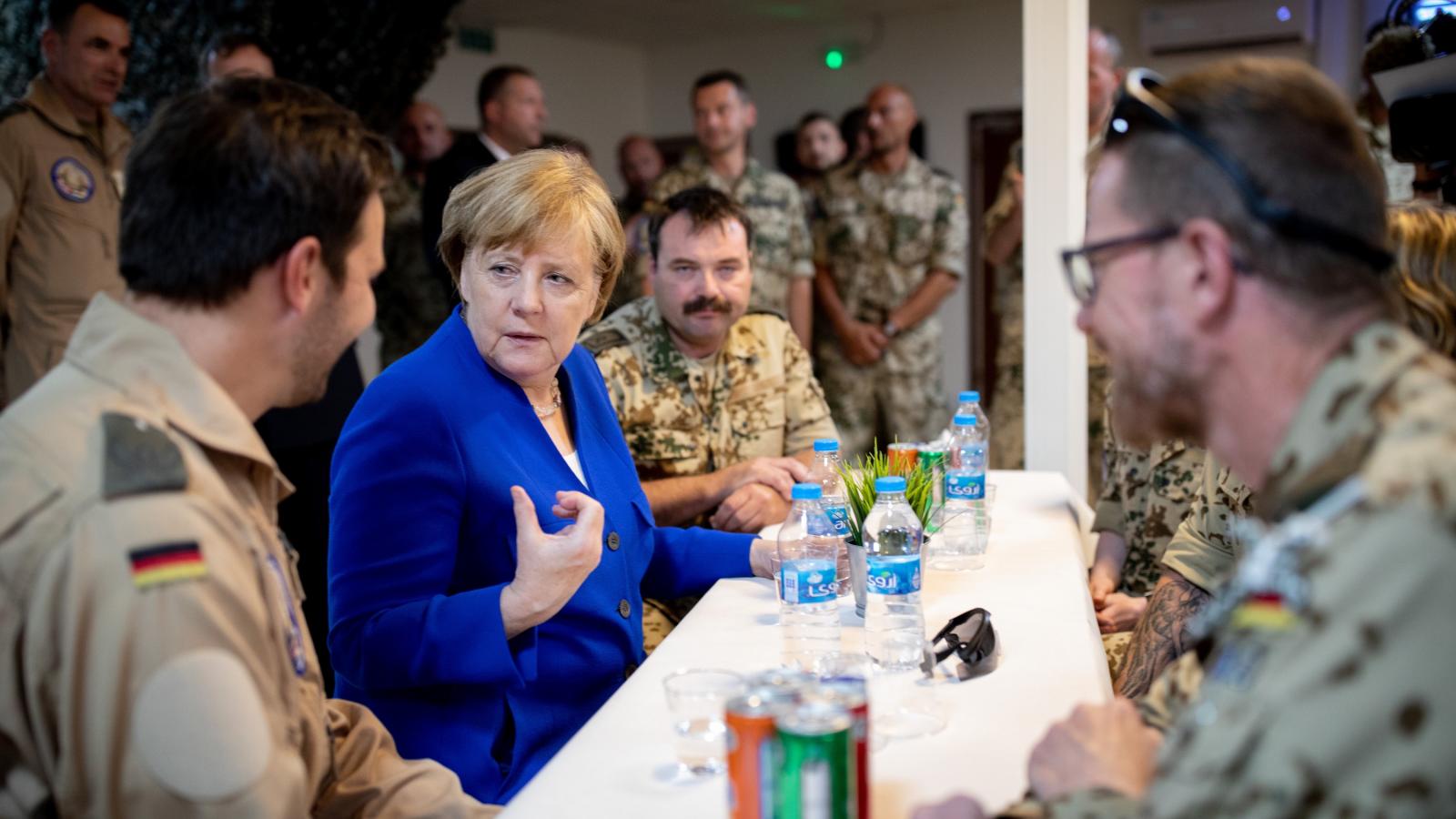 Angela Merkel a Bundeswehr katonáival korábban, Jordániában