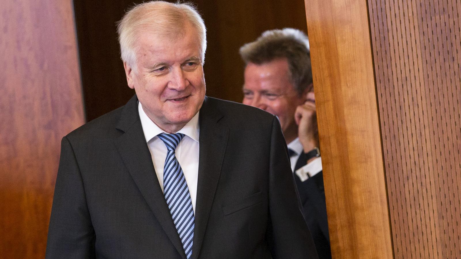 Seehofer menekültügyi "mestertervének" bemutatójára érkezik a belügyminisztériumba 2018 július 10-én.