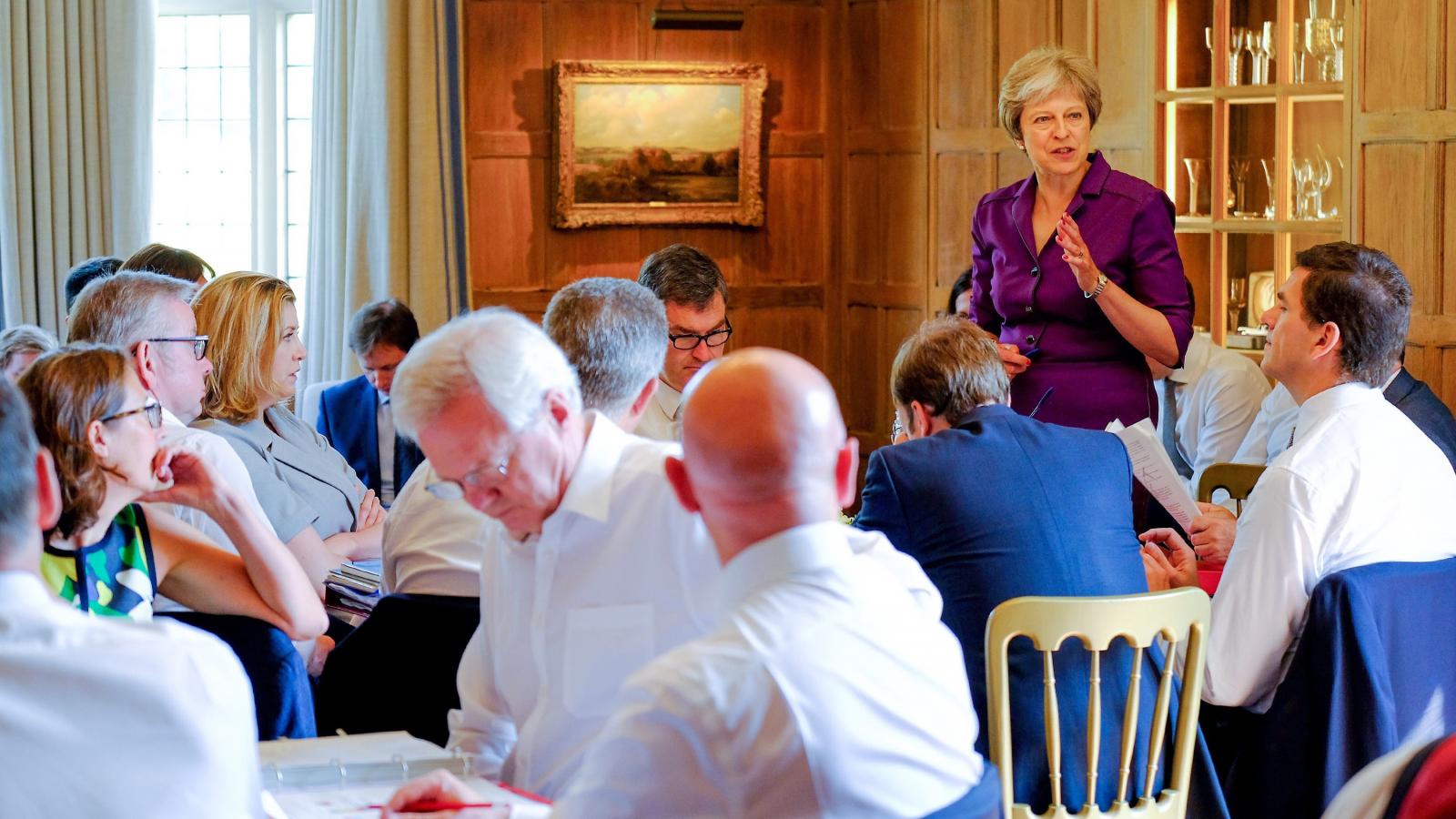 Theresa May miniszterelnök és kabinetjének tagjai a brit kormányfők vidéki rezidenciáján, Chequersben tartott múlt pénteki kihel