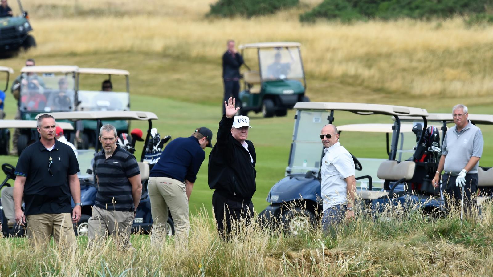 Trump int a golfpálya mellett tüntetőknek, ők füttyel válaszolnak